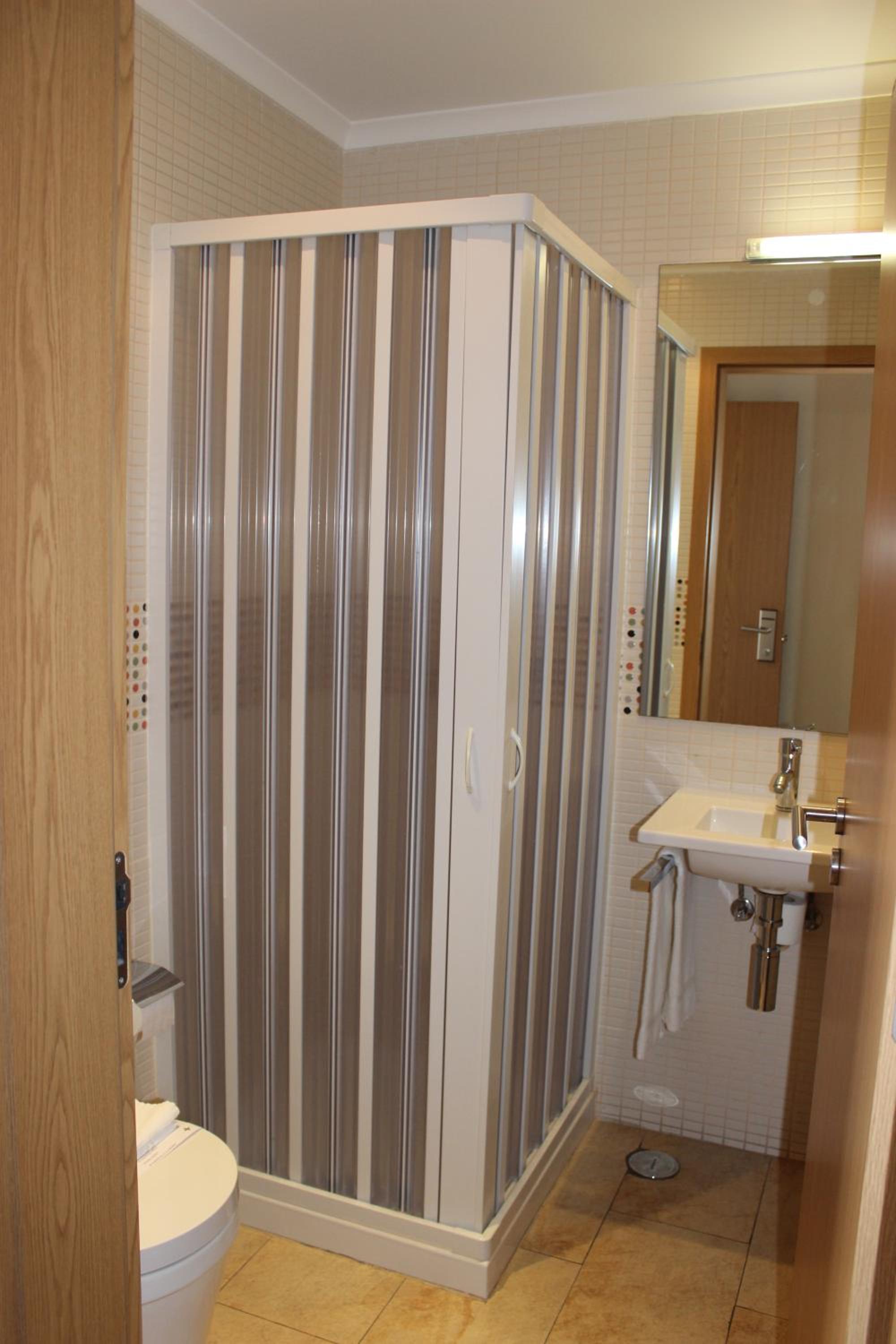 Quadruple Room - Photo 8