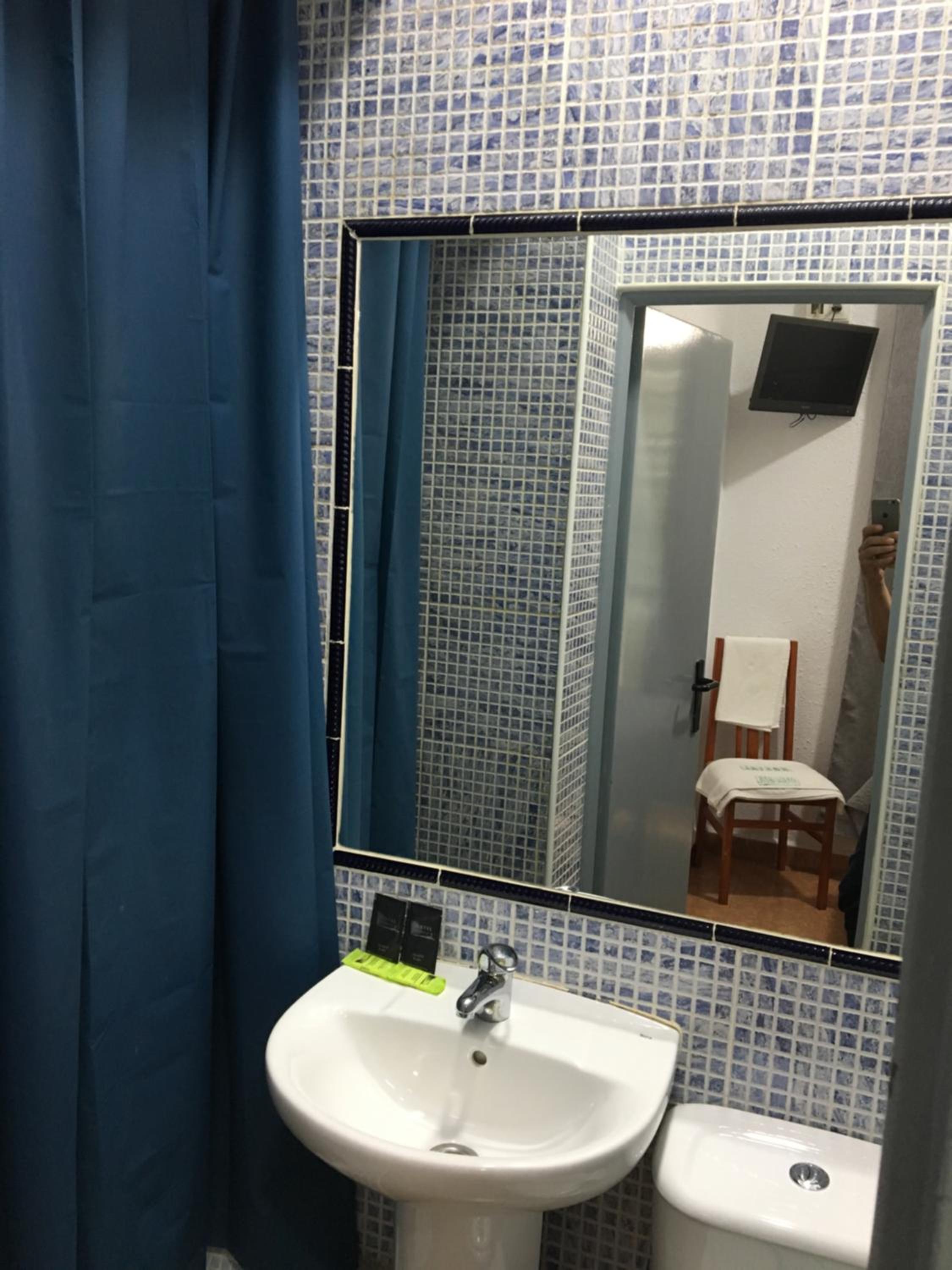 Double Room with Private Bathroom - Photo 9