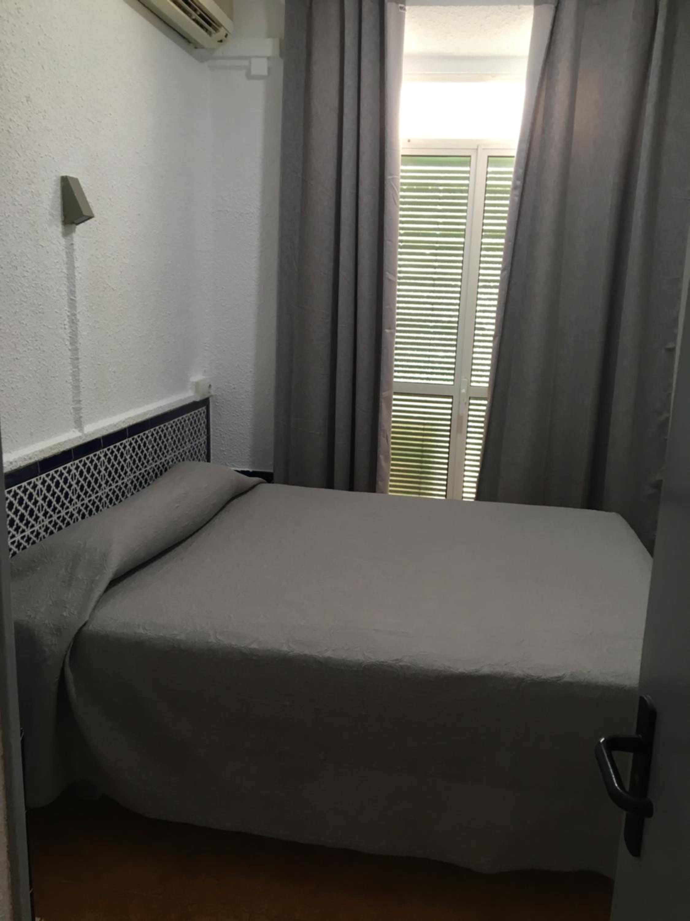 Double Room with Private Bathroom - Photo 6
