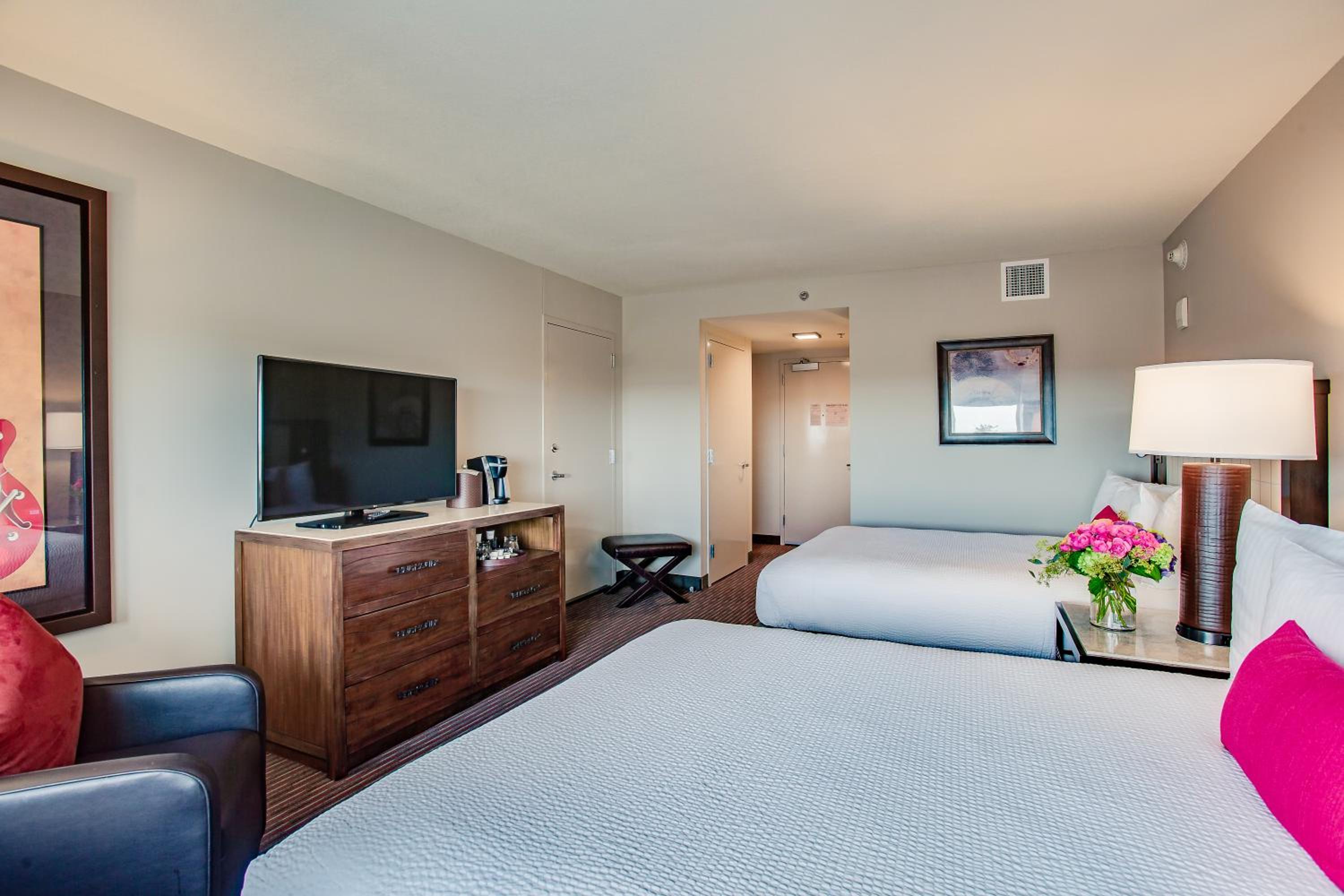 Queen Room with Two Queen Beds - Photo 2