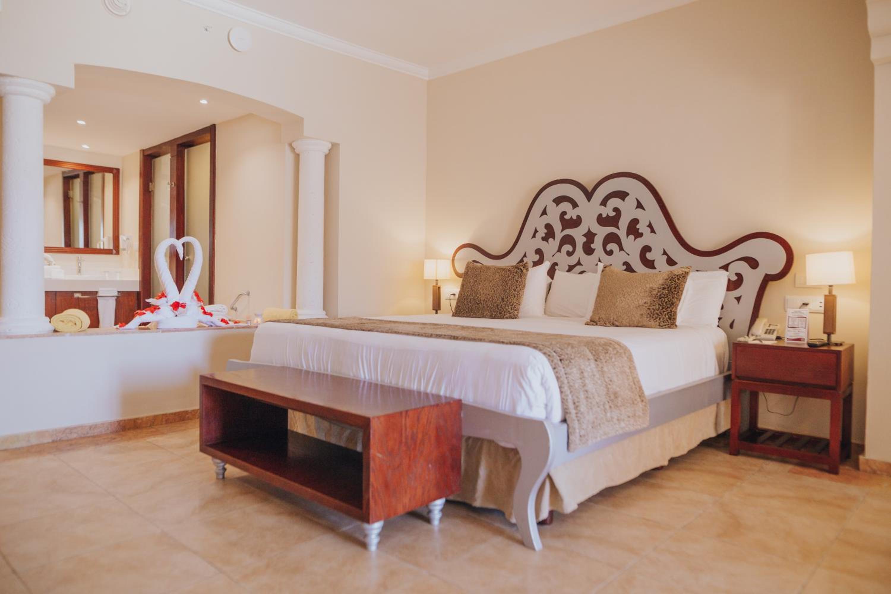Colonial Jr. Suite Ocean Front – Free WiFi