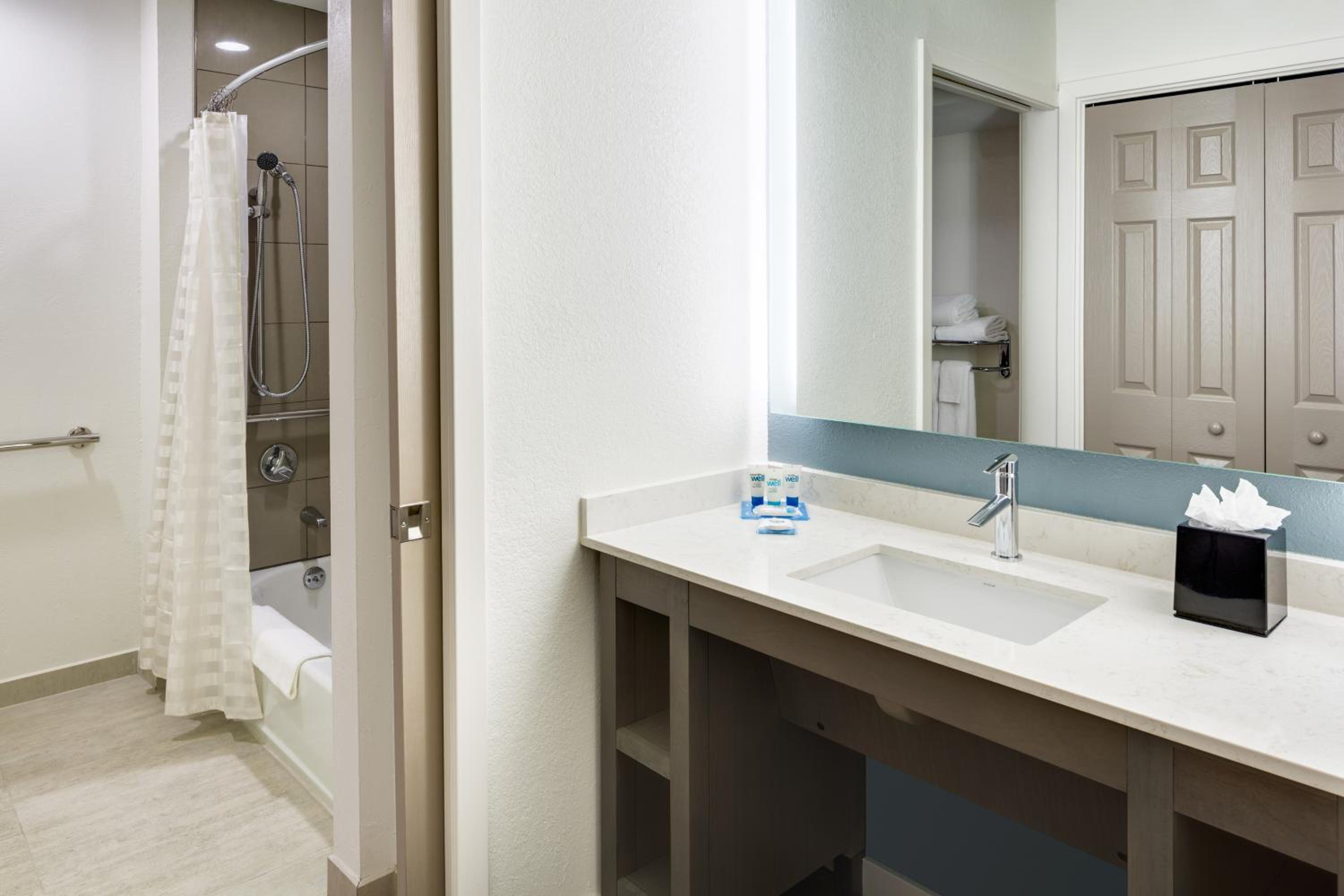 One-Bedroom Queen Suite - Disability Access - Photo 3