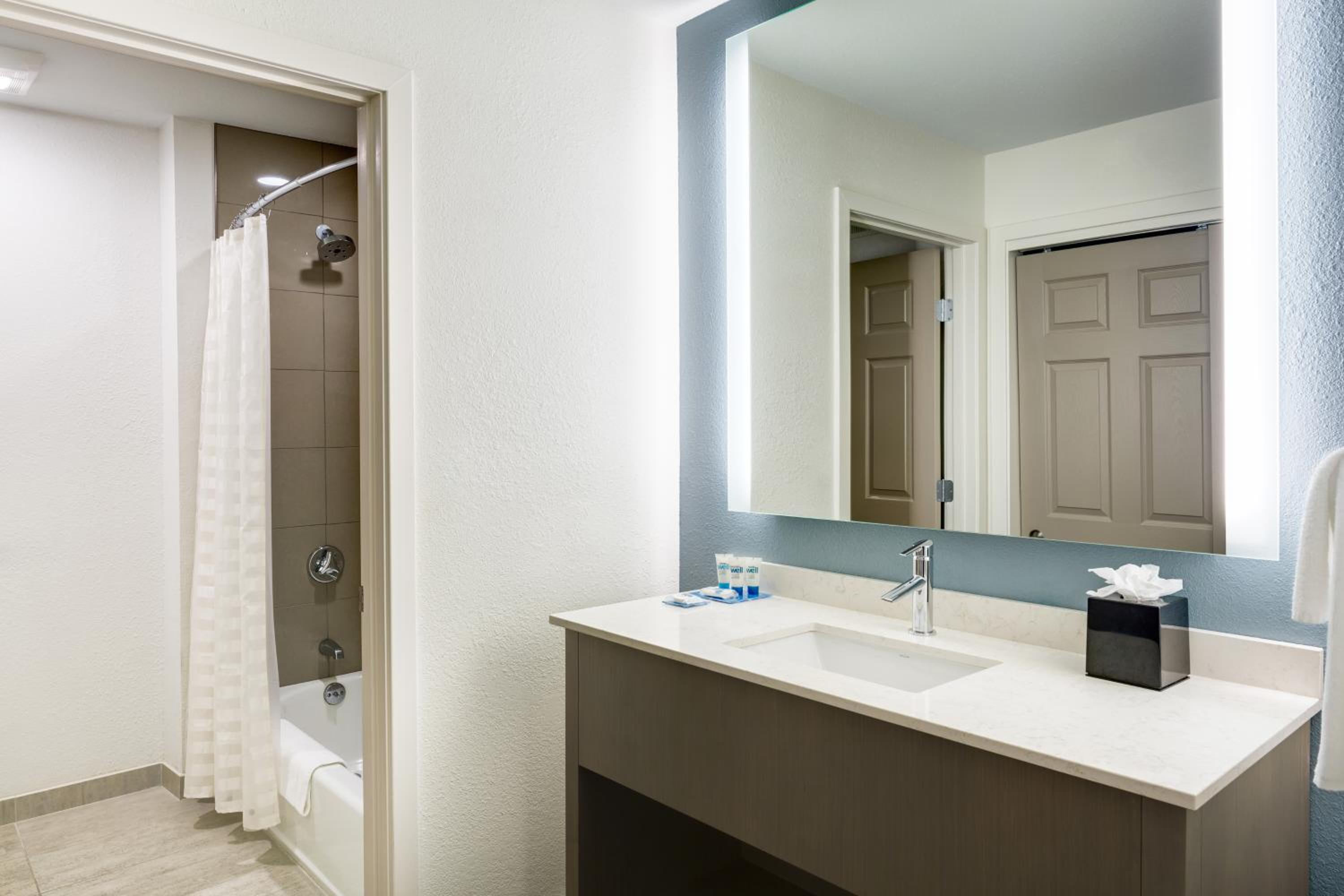 One-Bedroom Suite with Two Double Beds - Photo 4