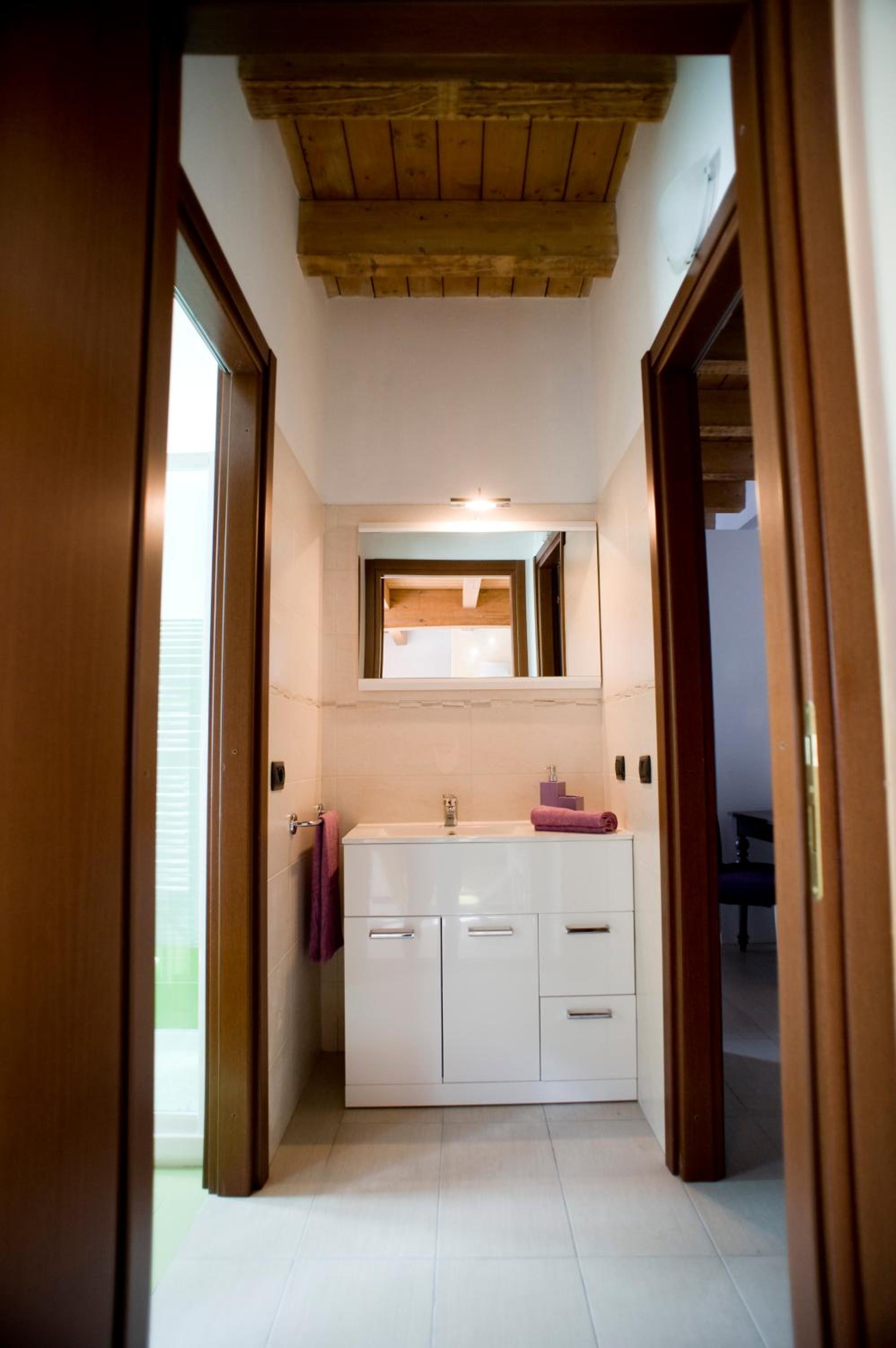 Double or Twin Room with Private Bathroom - Photo 4