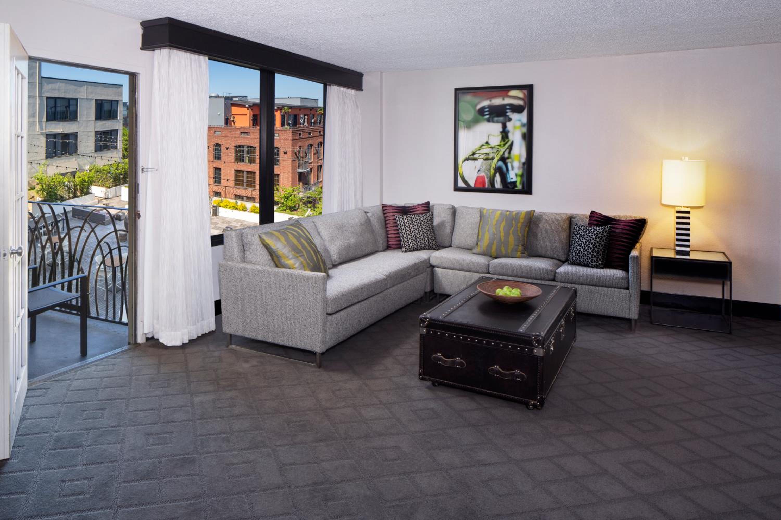 Suite - Photo 1