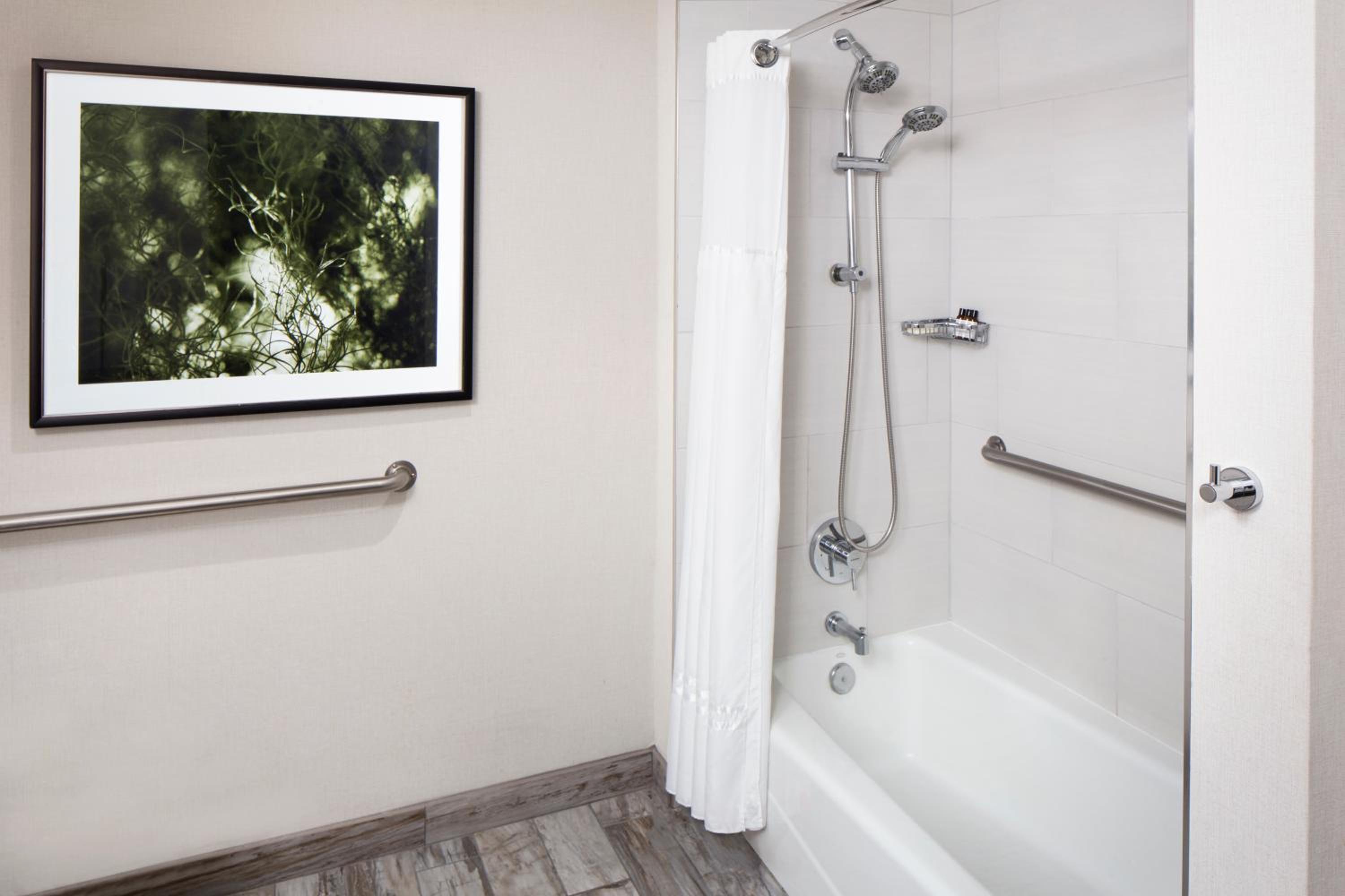 King Room with Accessible Tub - Disability Access - Photo 2