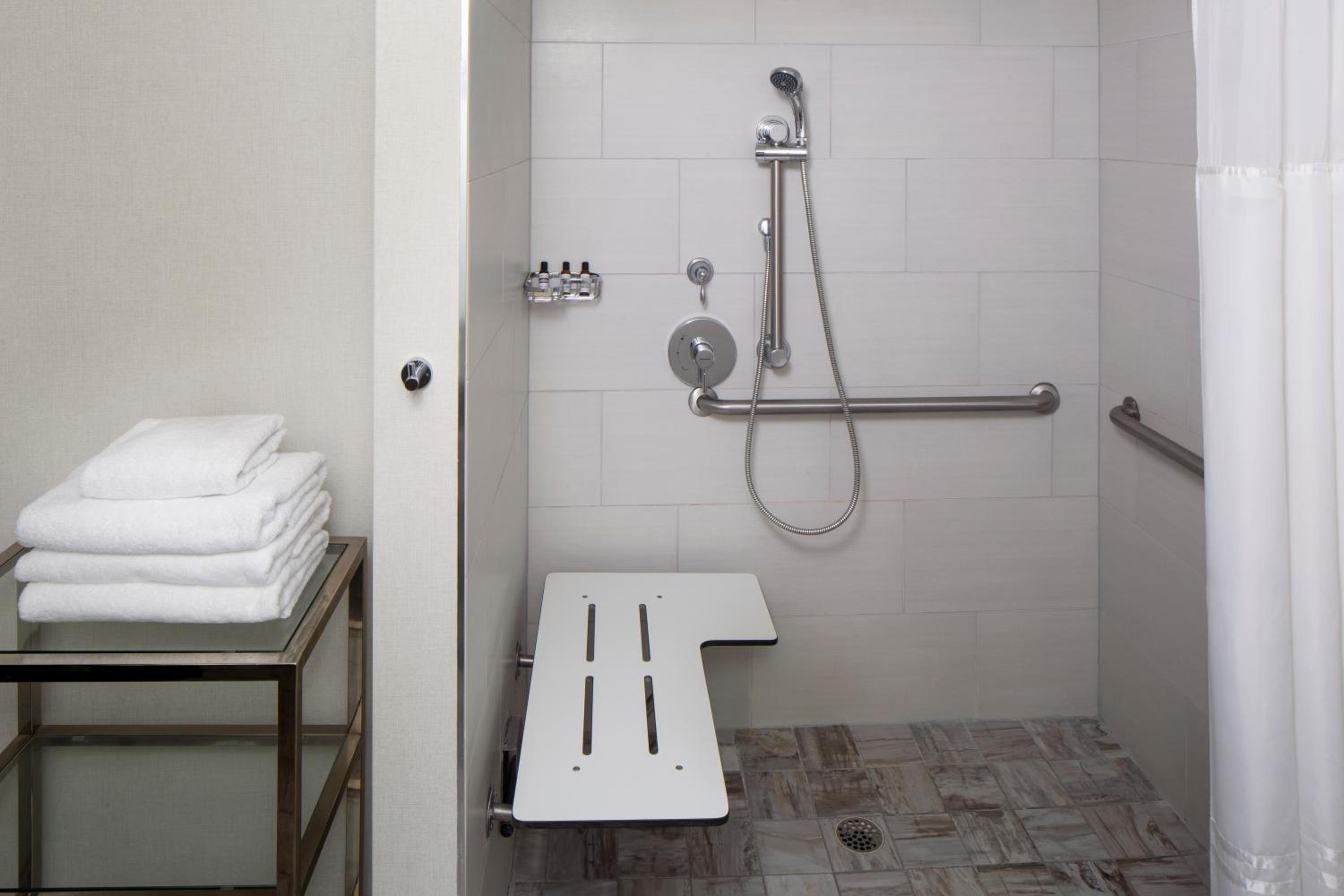 King Room with Accessible Tub - Disability Access - Photo 9
