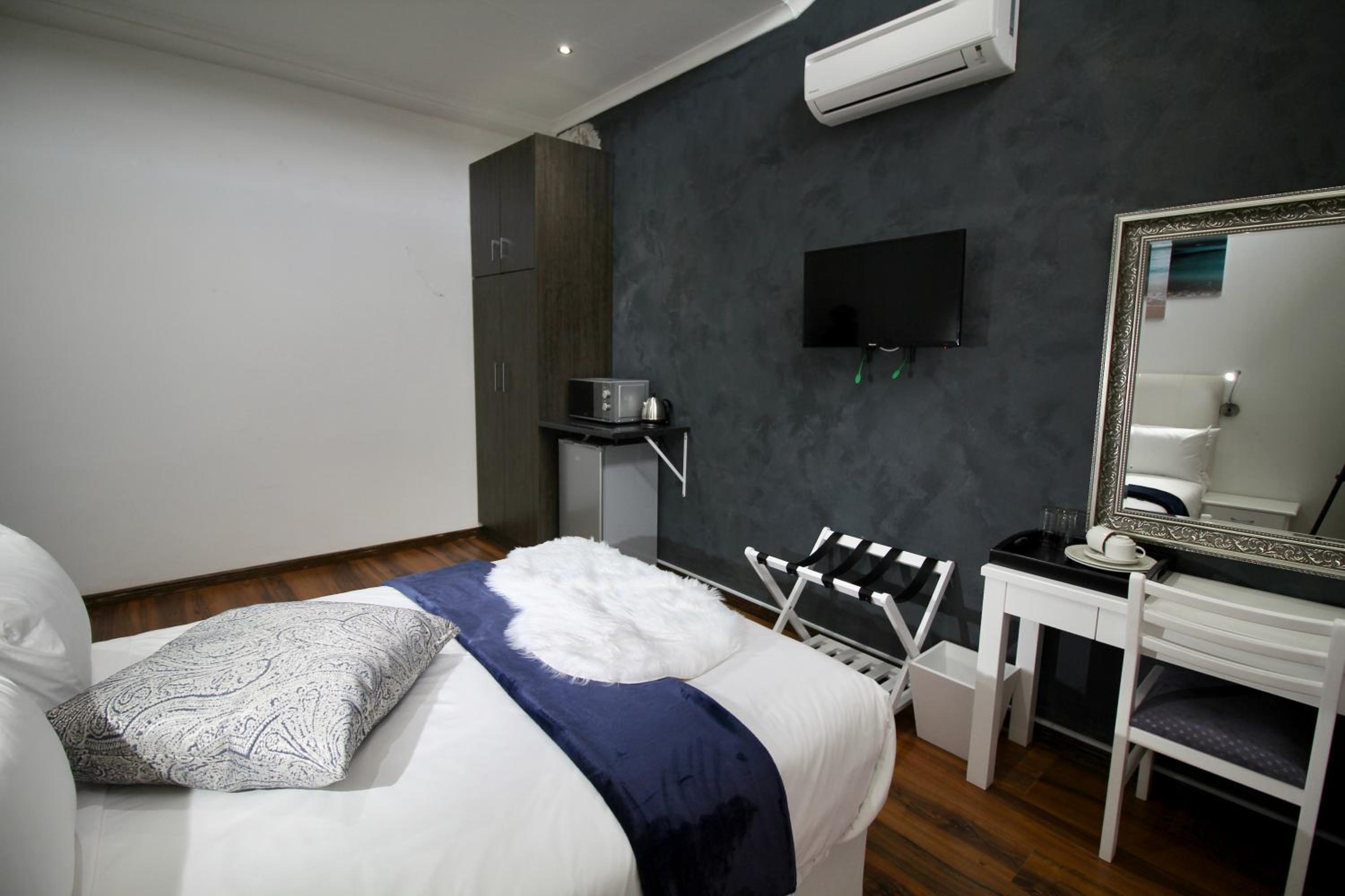 Deluxe Double Room with Balcony photo 2