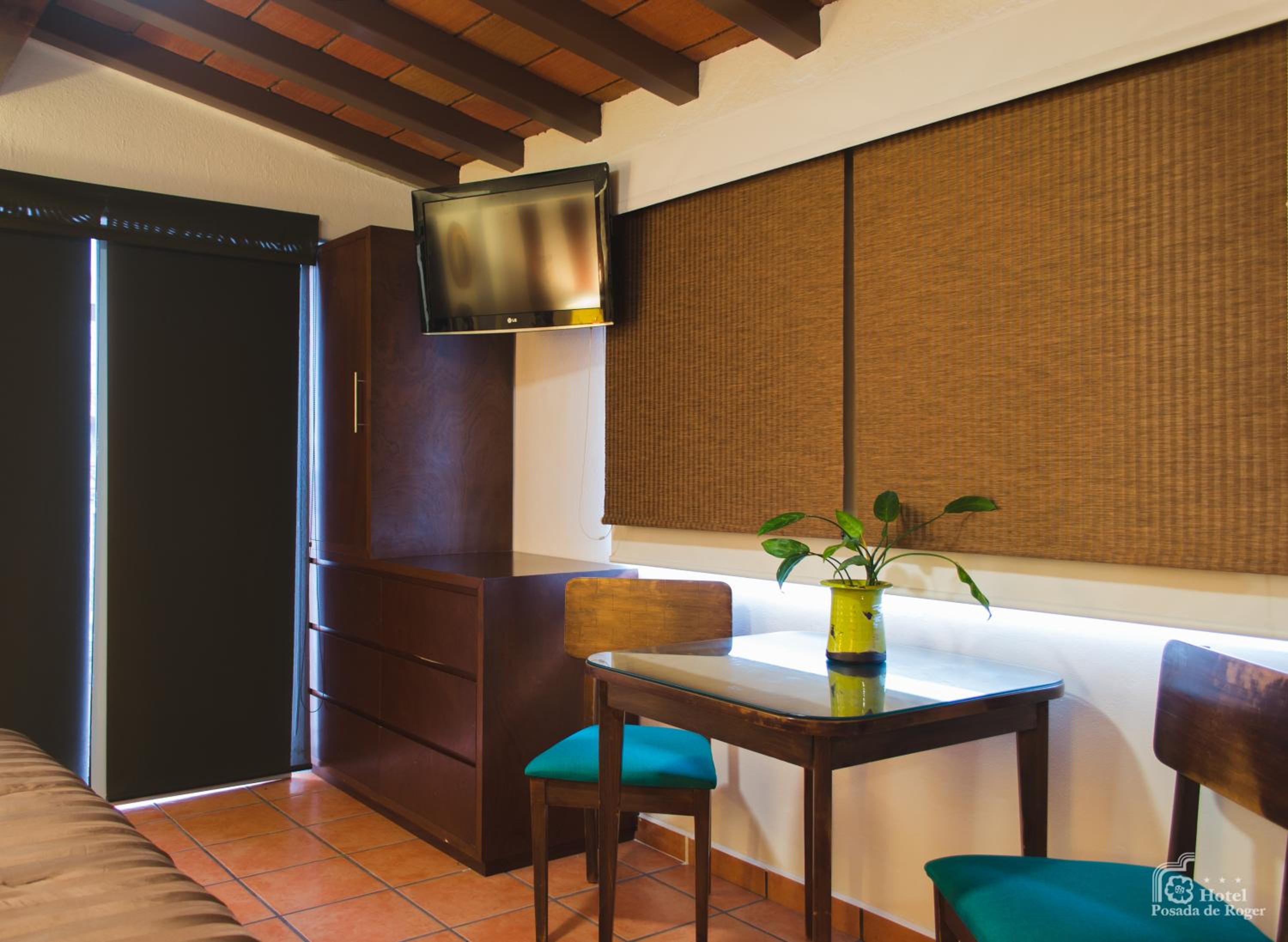 Suite - Photo 16