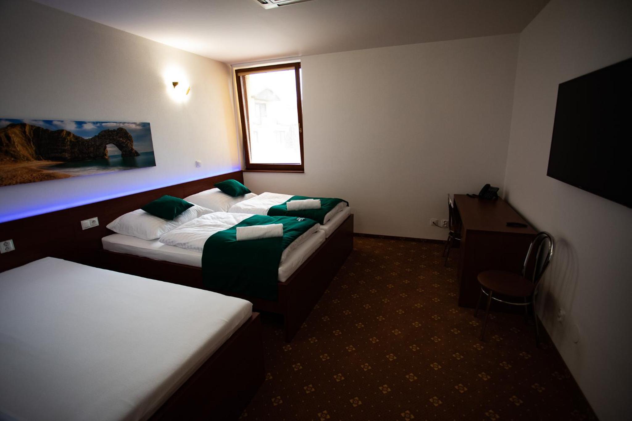Economy Triple Room photo 2