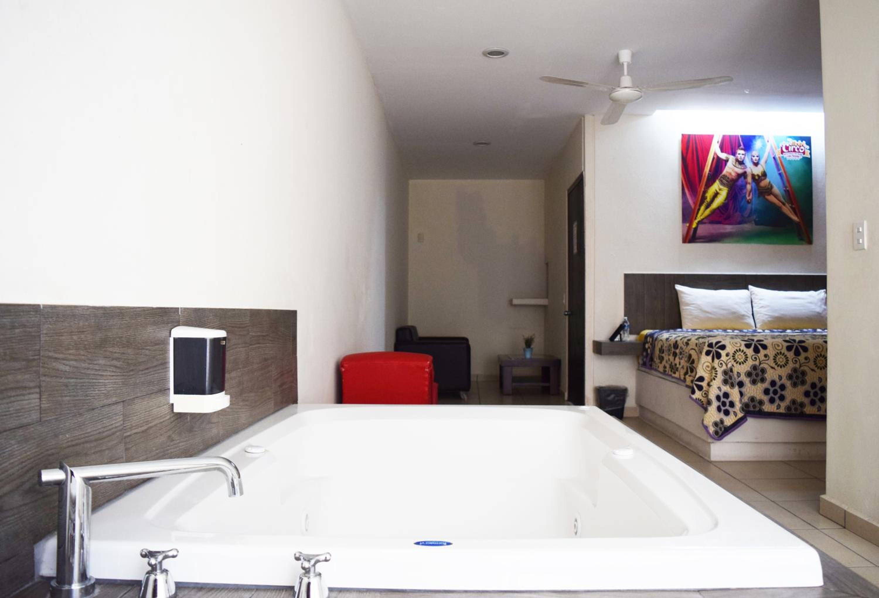 Deluxe Suite with Spa Bath photo 3