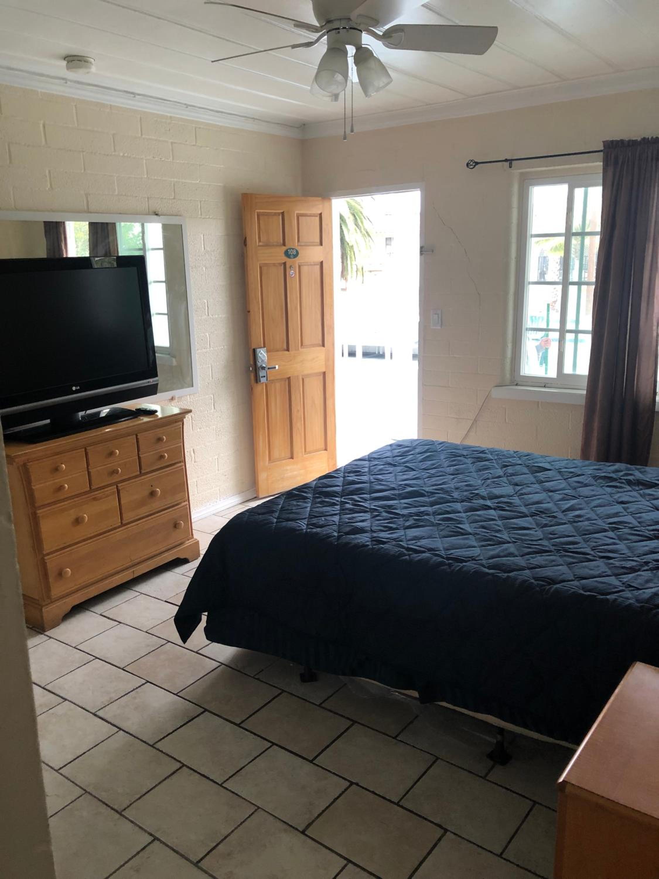 Queen Room with Kitchen photo 2