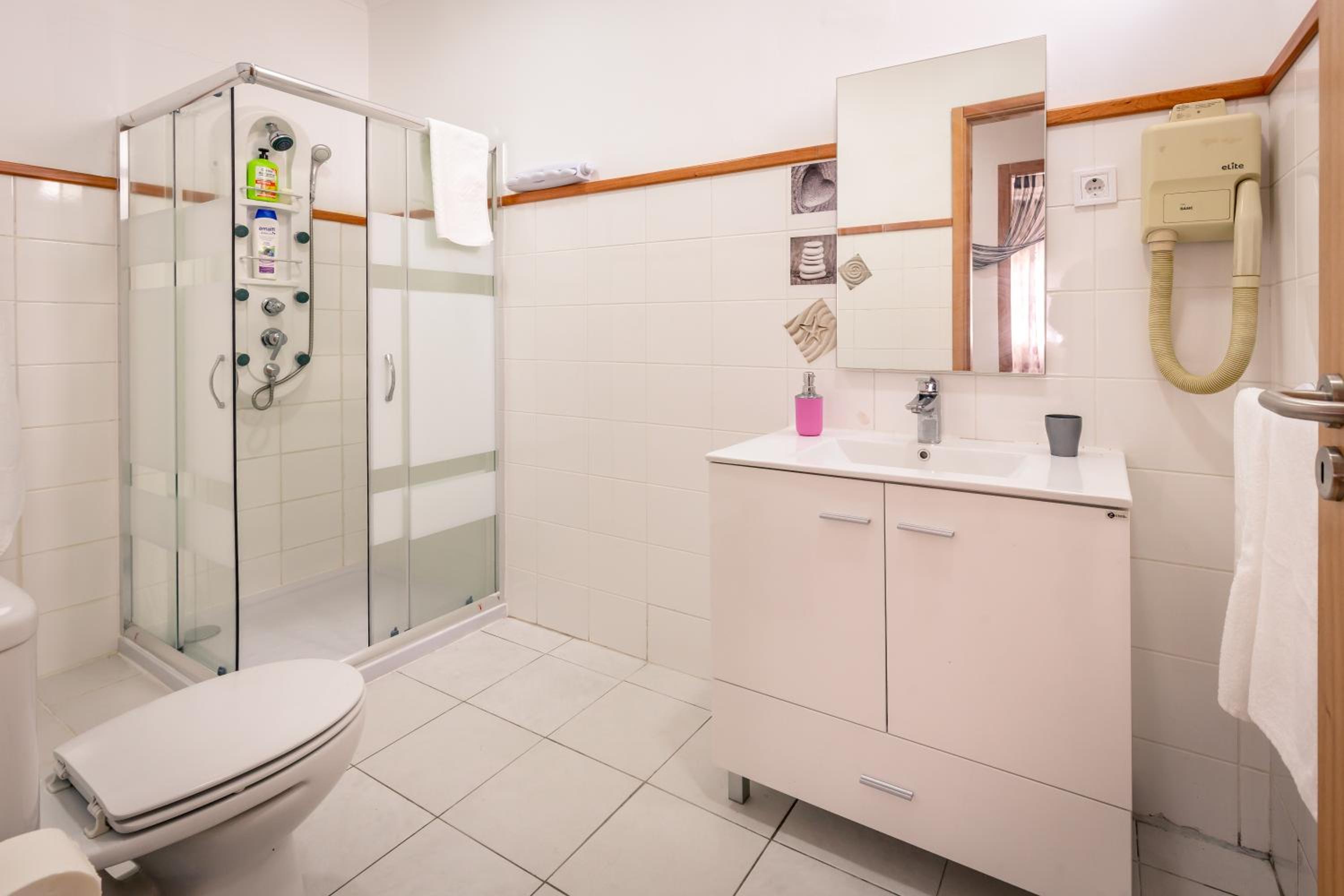 Family Room with Private Bathroom photo 3
