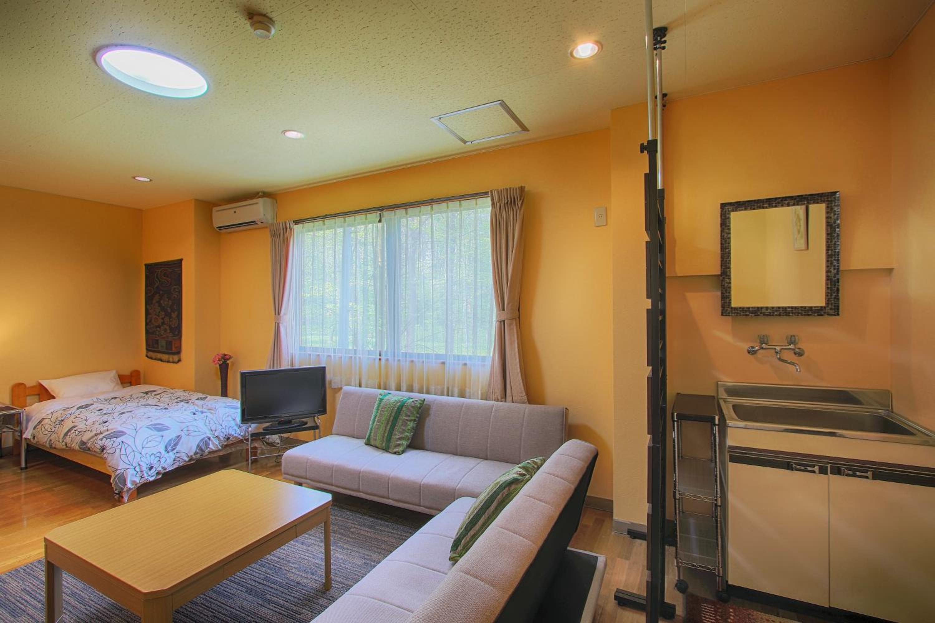 Family Room with Shared Bathroom photo 3