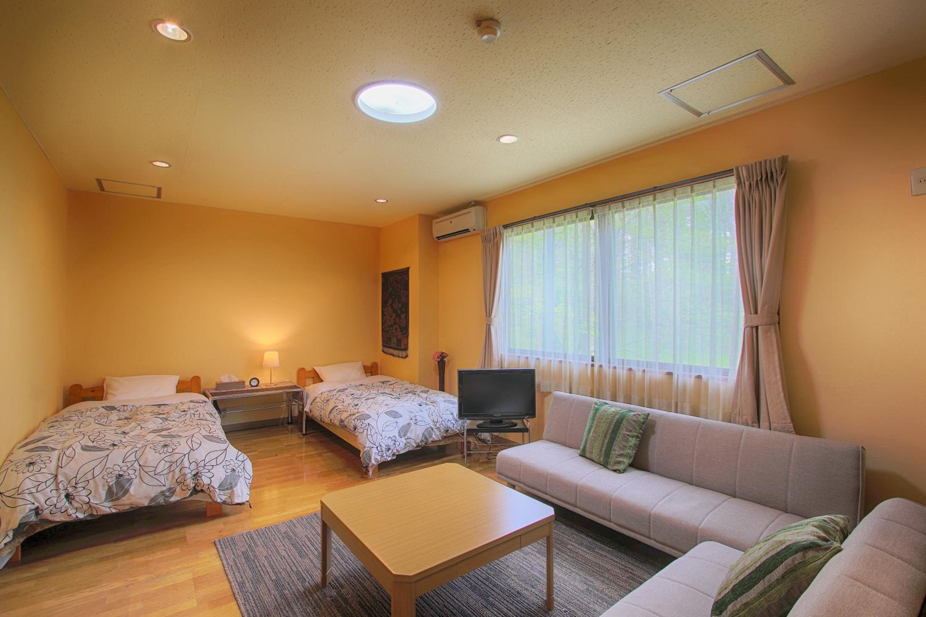 Family Room with Shared Bathroom photo 1