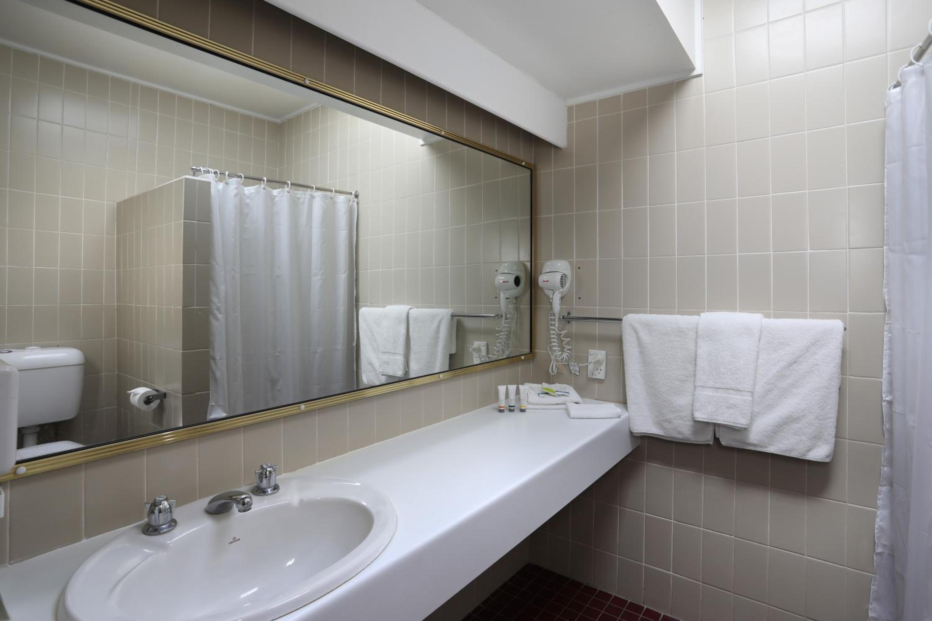 Queen Room with Three Single Beds - Non-Smoking - Photo 2