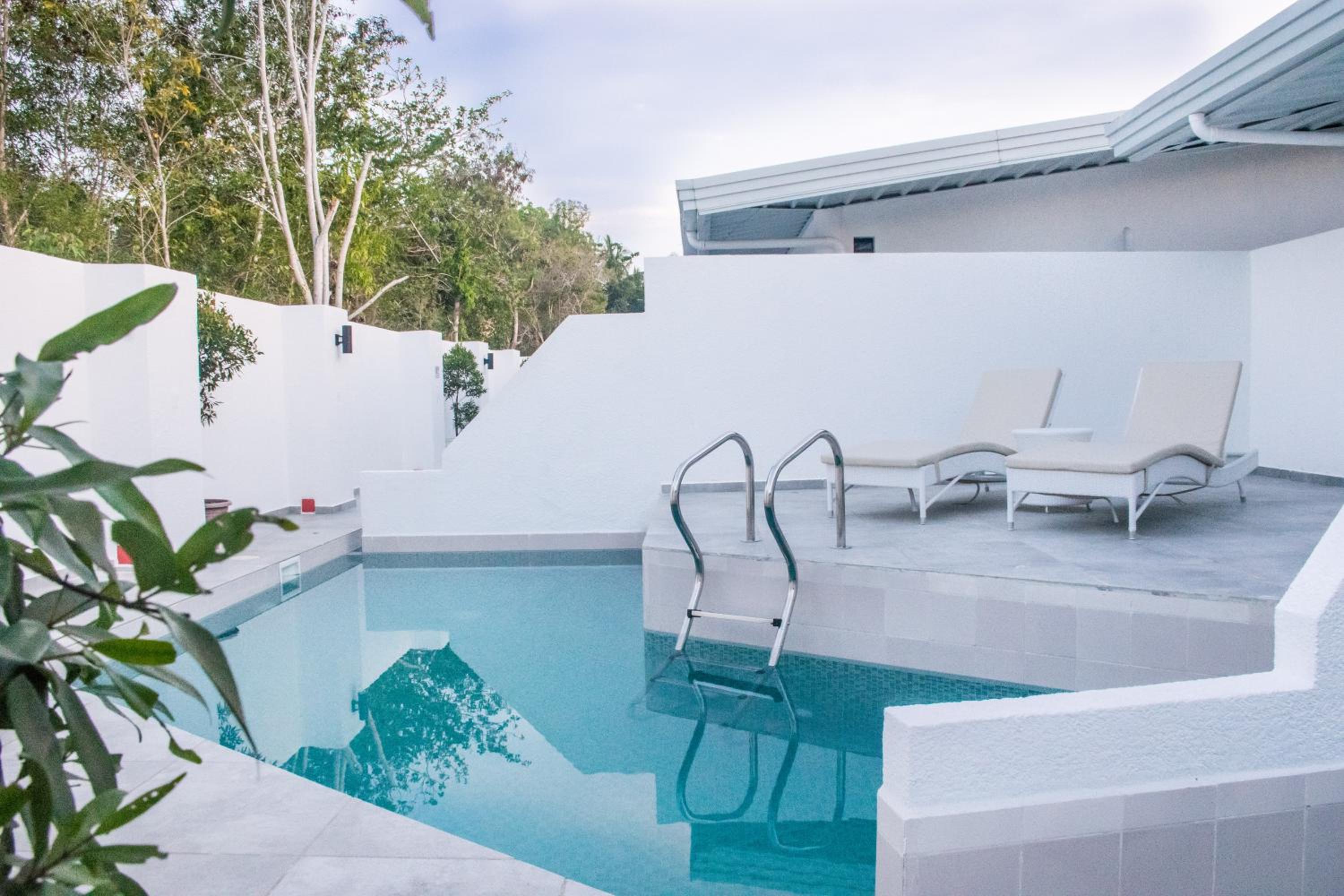 Suite with Private Pool - Photo 21