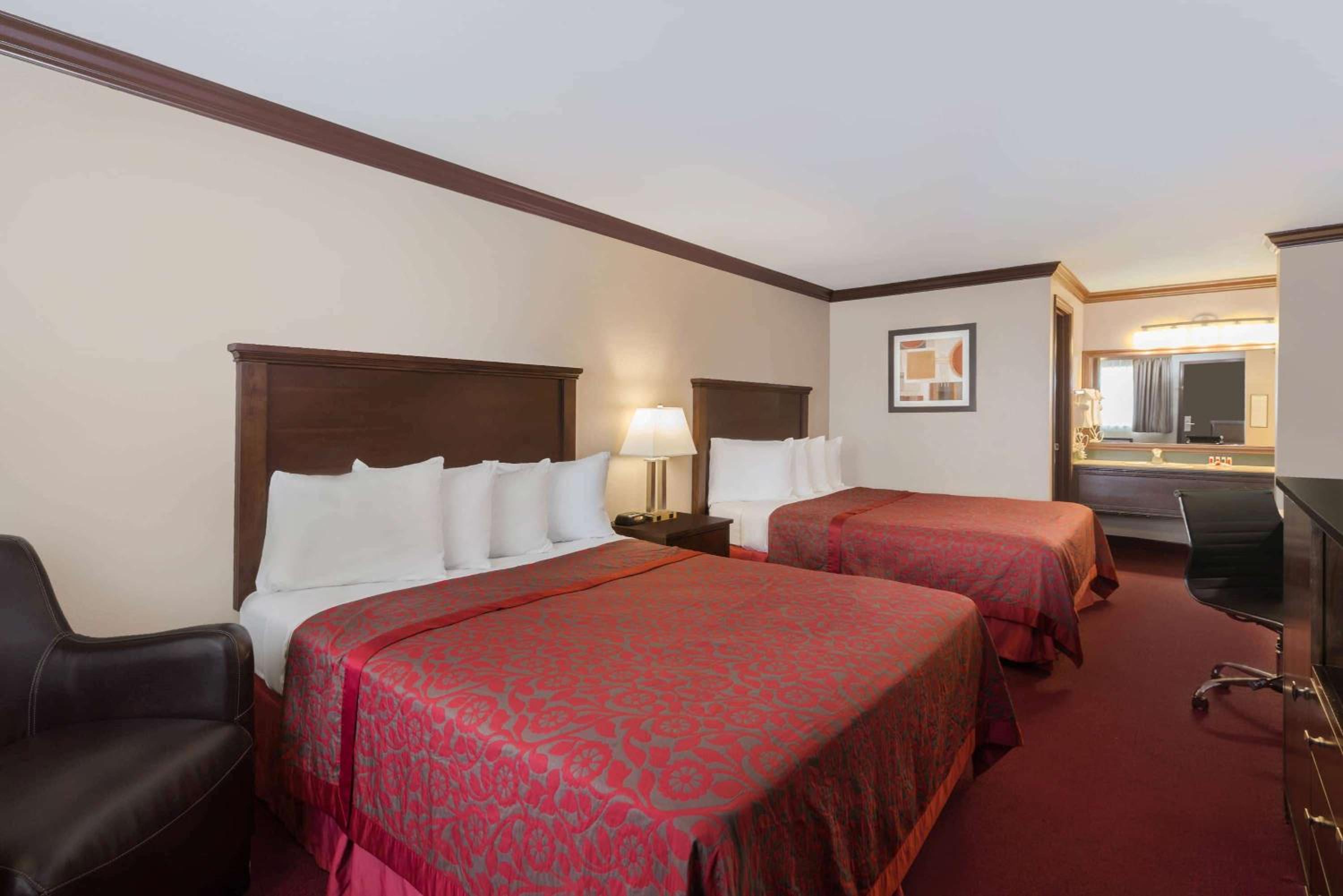 Queen Room with Two Queen Beds - Non-Smoking - Photo 5