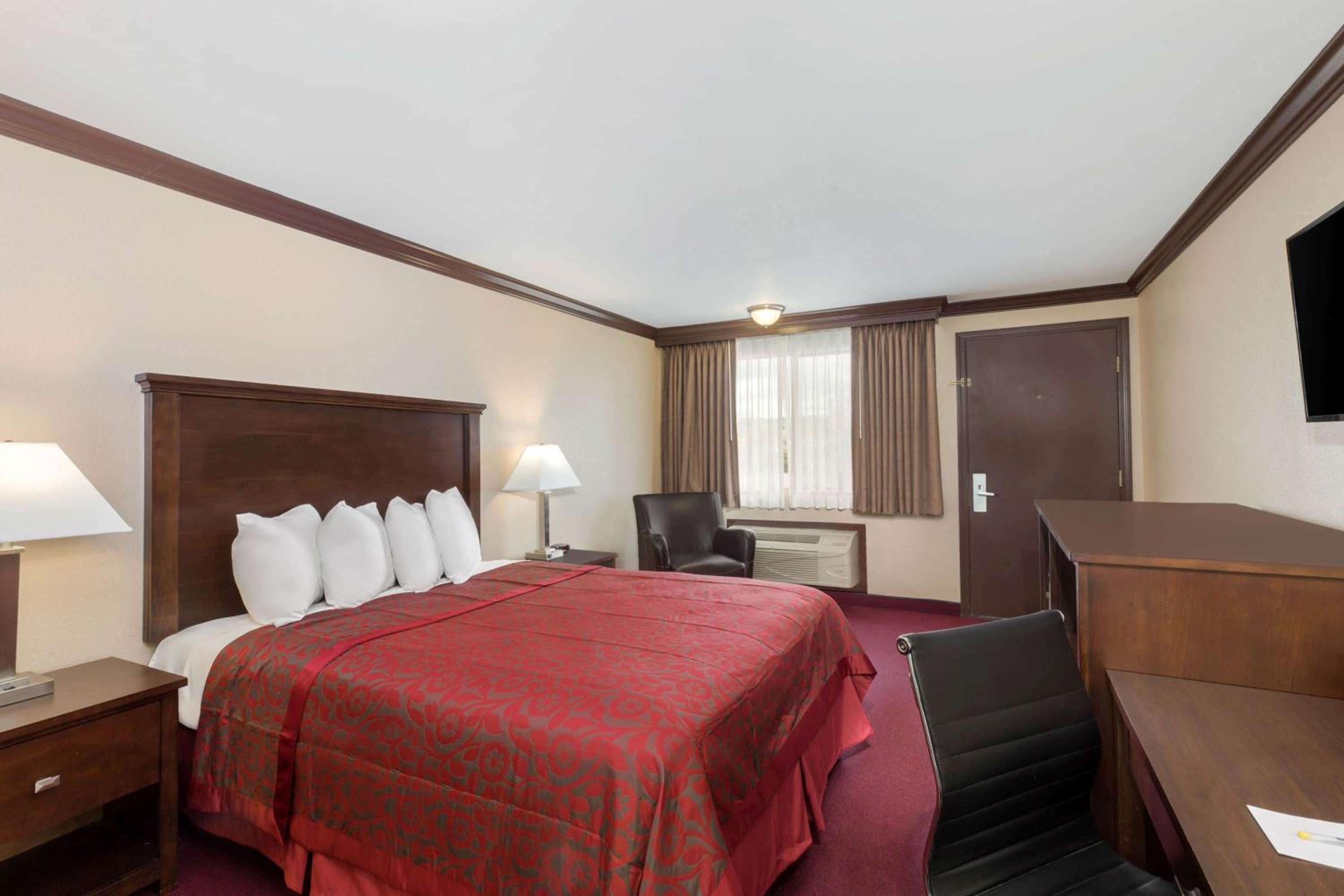 King Room - Non-Smoking - Photo 2