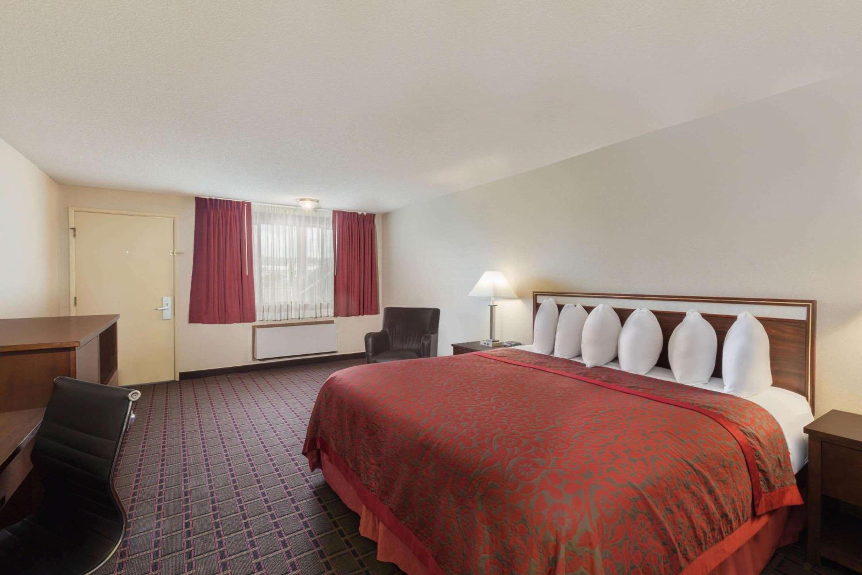 King Room - Non-Smoking - Photo 3