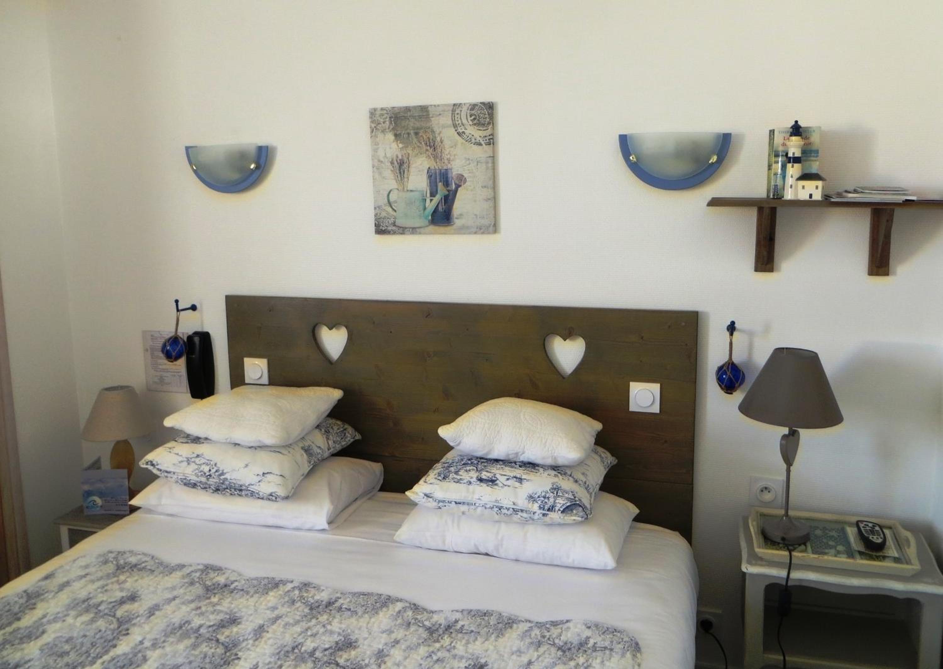 Standard Double Room - Photo 9