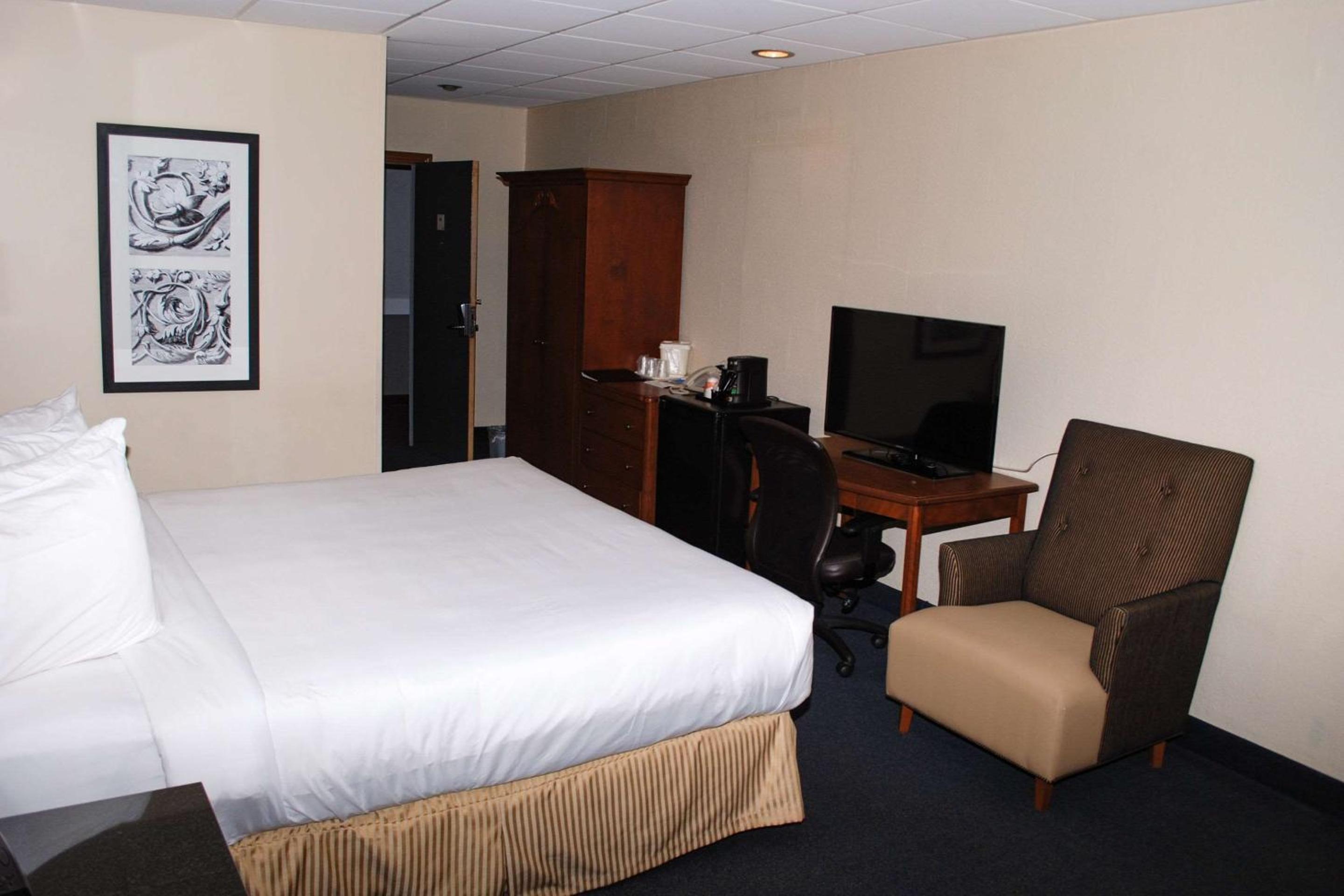Queen Room - Non-Smoking - Photo 1