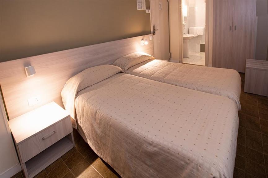 Double or Twin Room - Photo 6