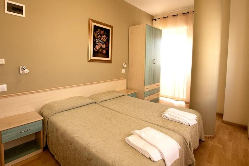 Double or Twin Room - Photo 12