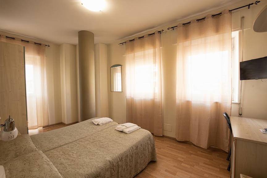 Double or Twin Room - Photo 11