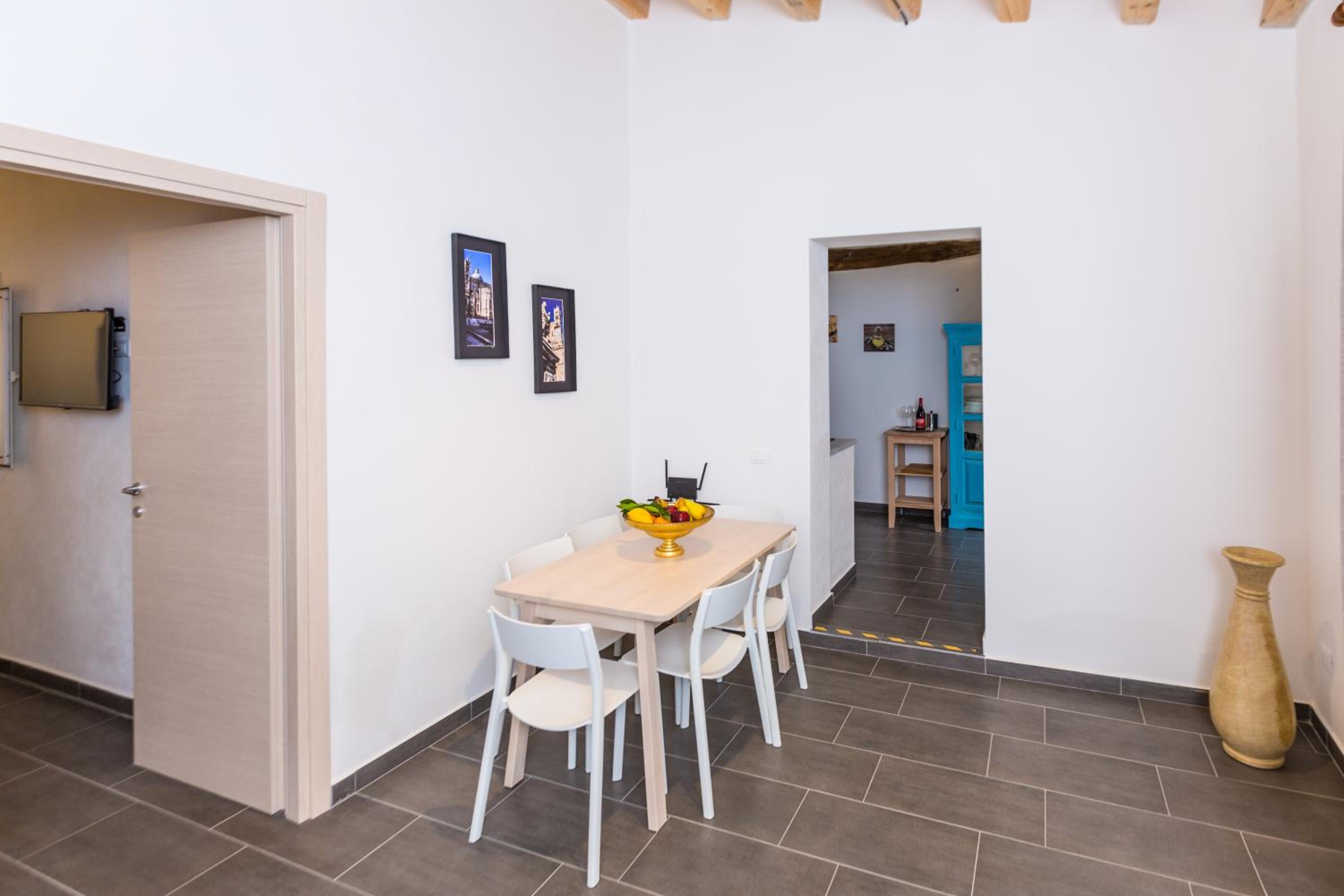Apartment with Terrace - Photo 7