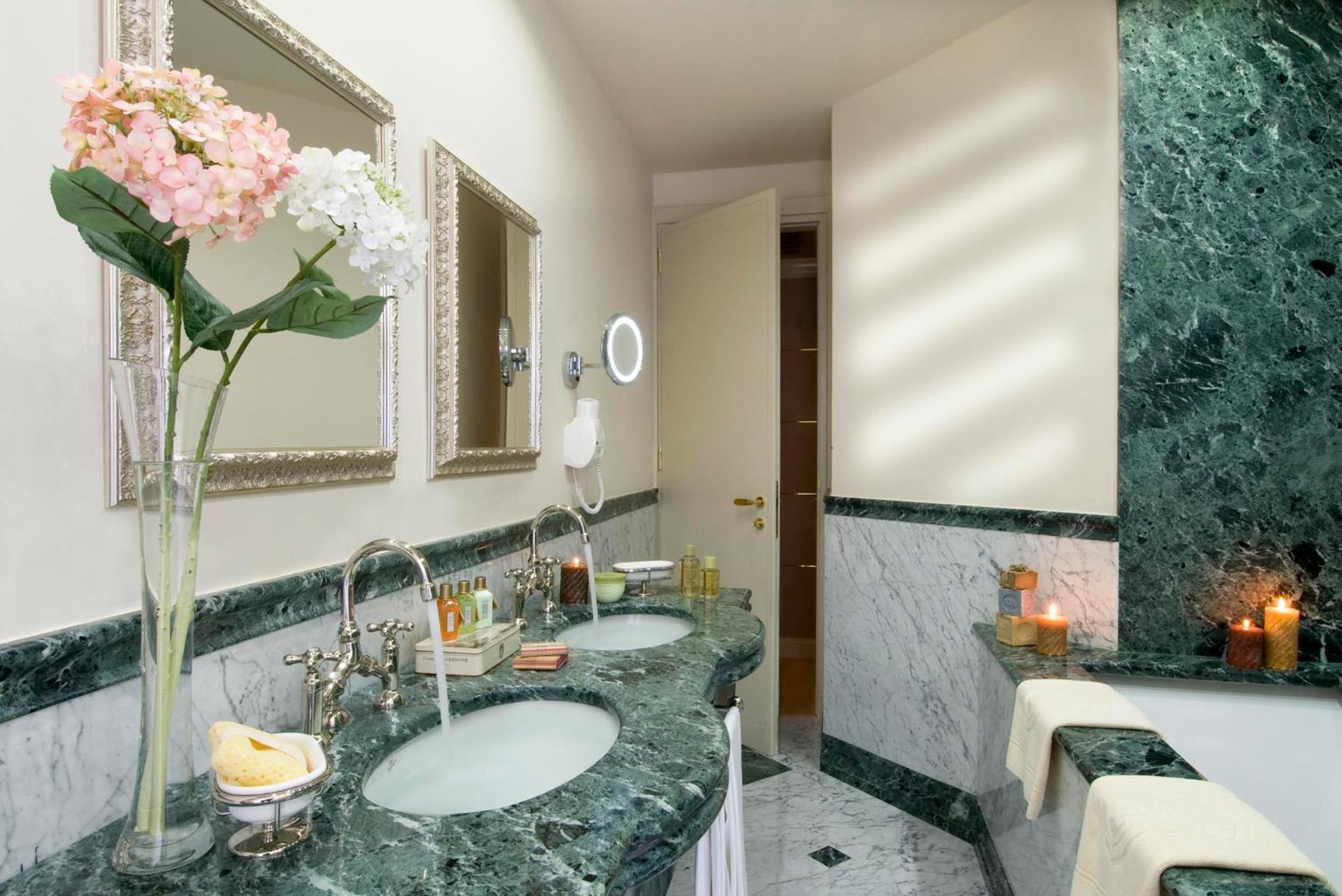 Suite with Lake View - Photo 9