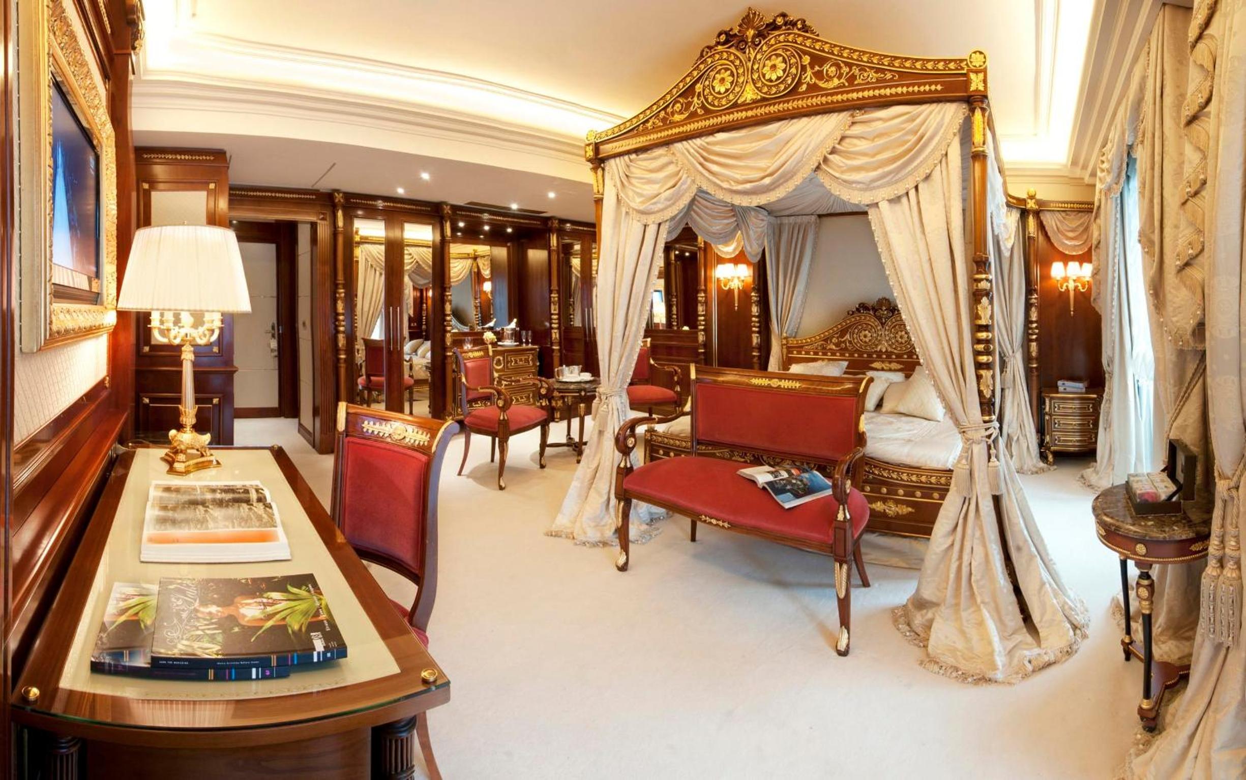 Suite with Lake View - Photo 13