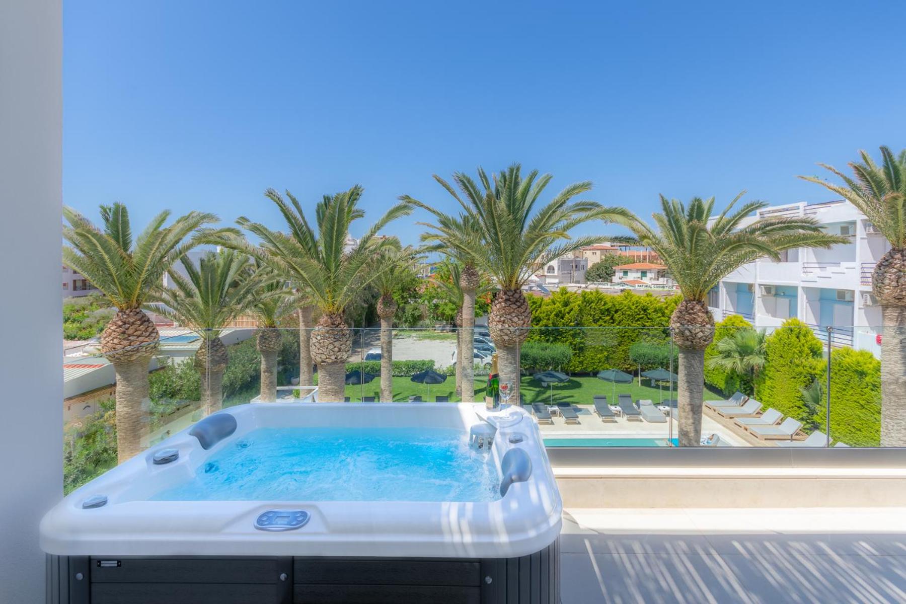 Exclusive Palm Suite With Hot Tub  photo 3