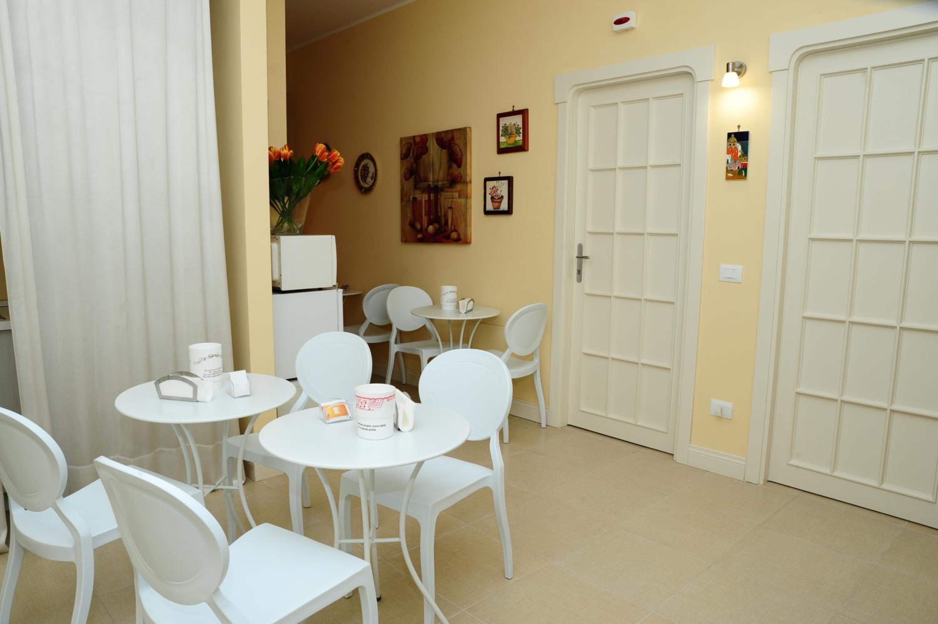 King Room with Balcony - Photo 6