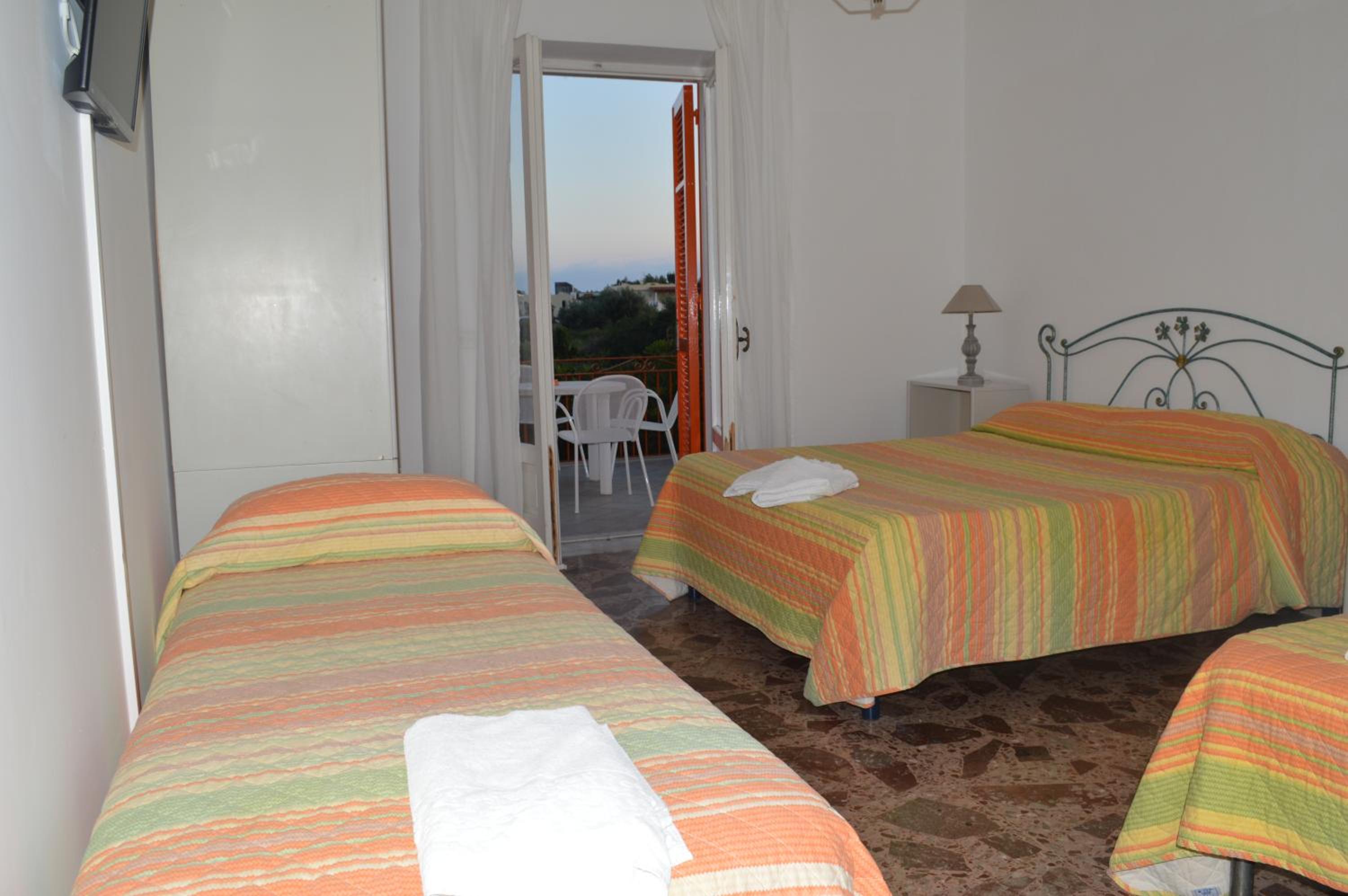 Quadruple Room with Sea View - Photo 9