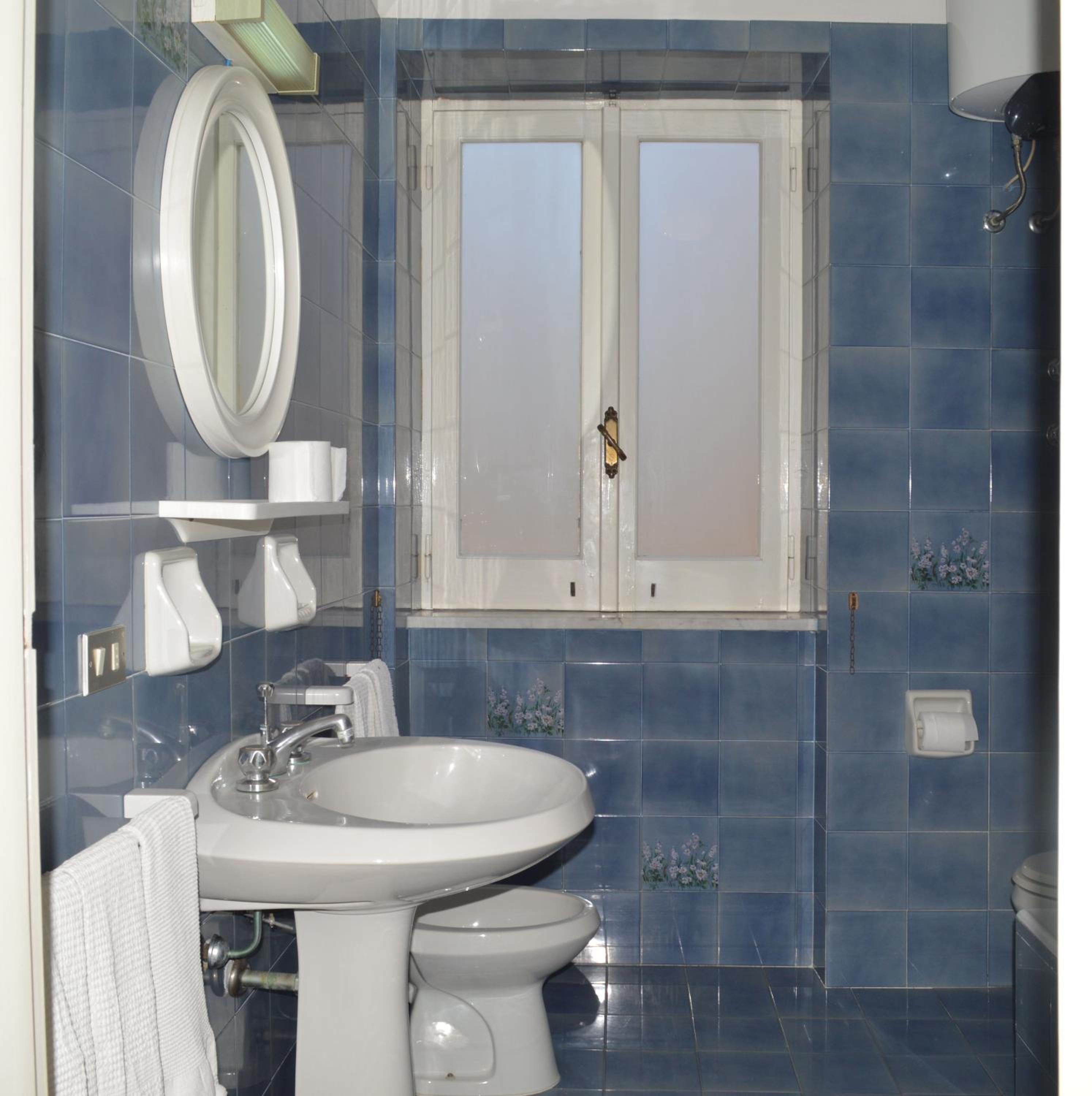 Quadruple Room with Sea View - Photo 7