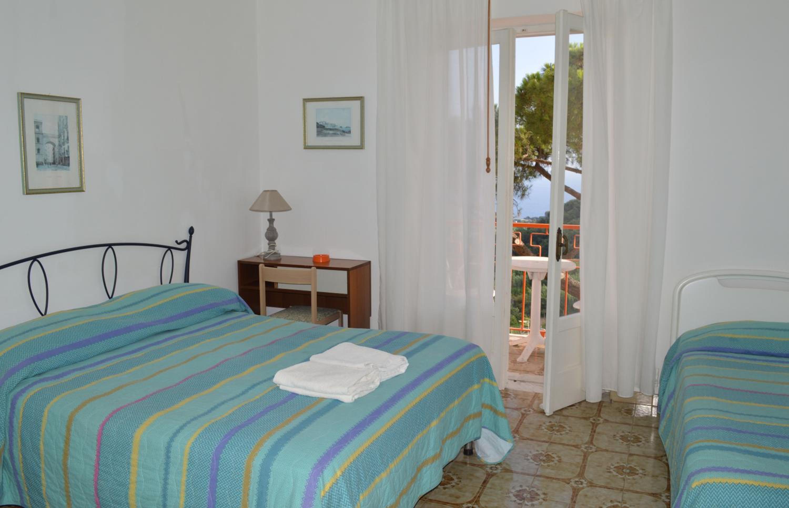 Quadruple Room with Sea View - Photo 4