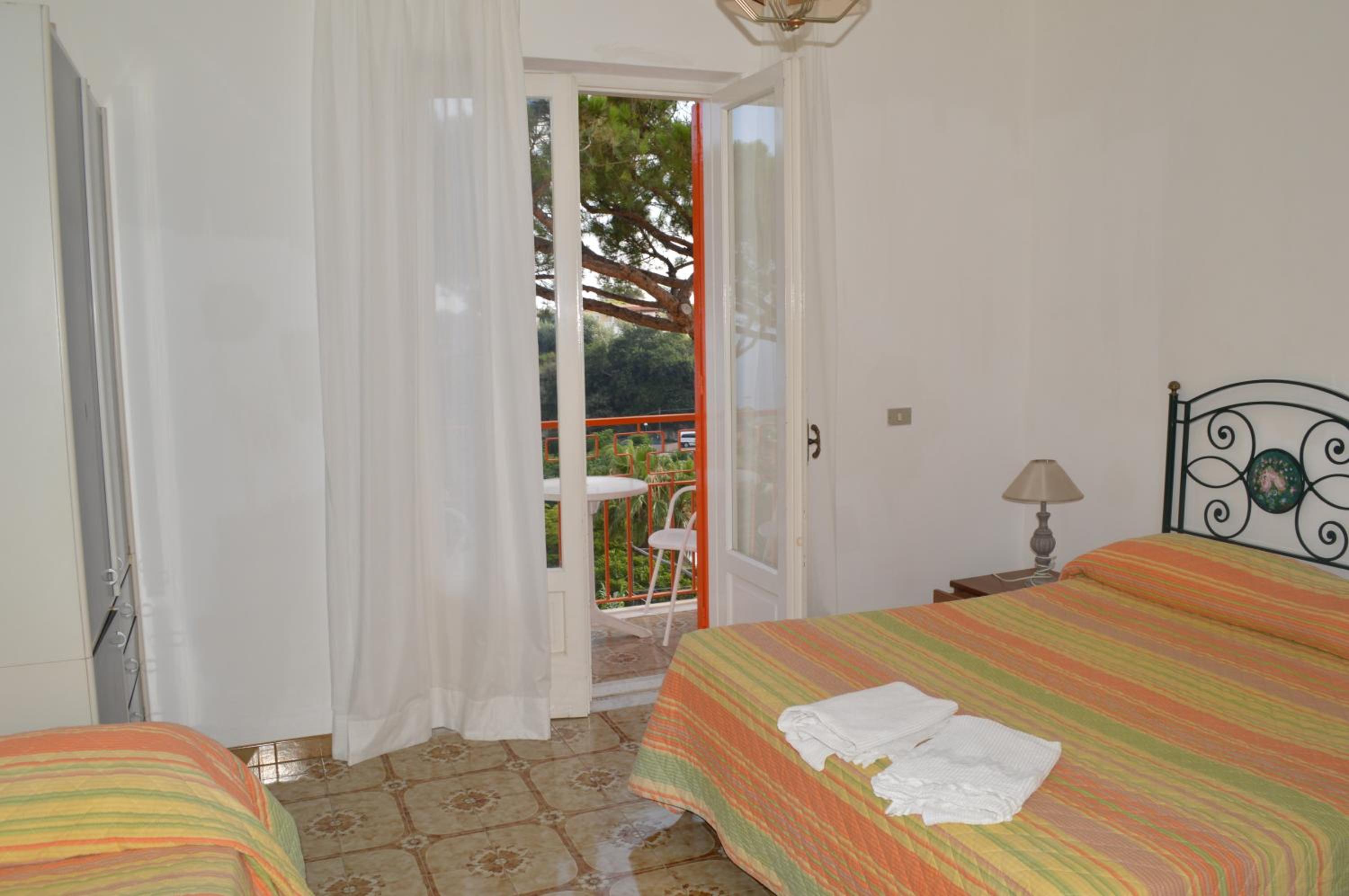 Superior Triple Room with Sea View - Photo 4