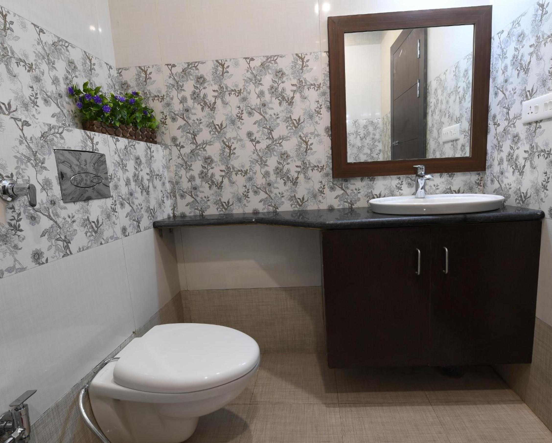 Deluxe Double Room (2 Adults + 1 Child) - Photo 3