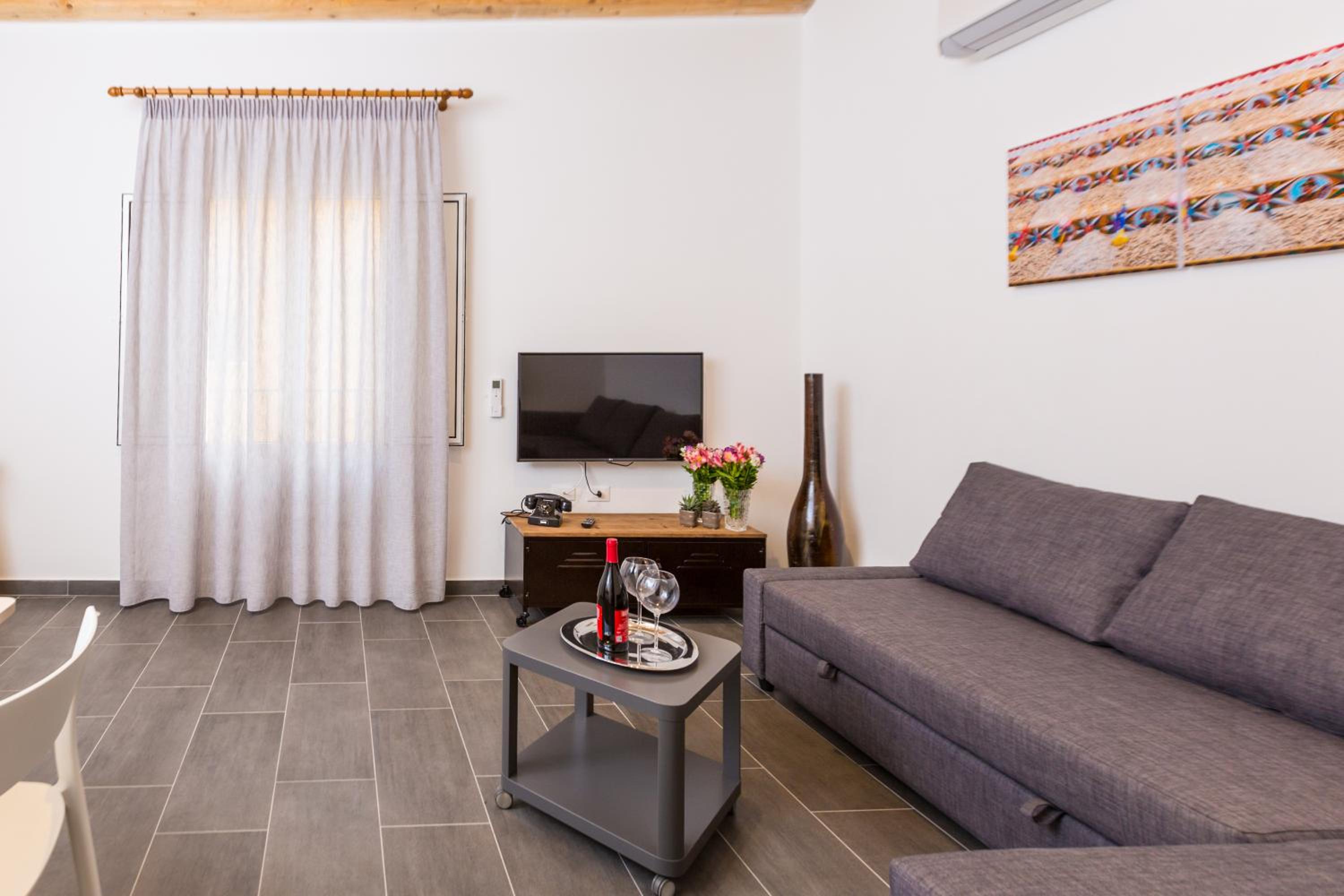 Apartment with Terrace - Photo 4