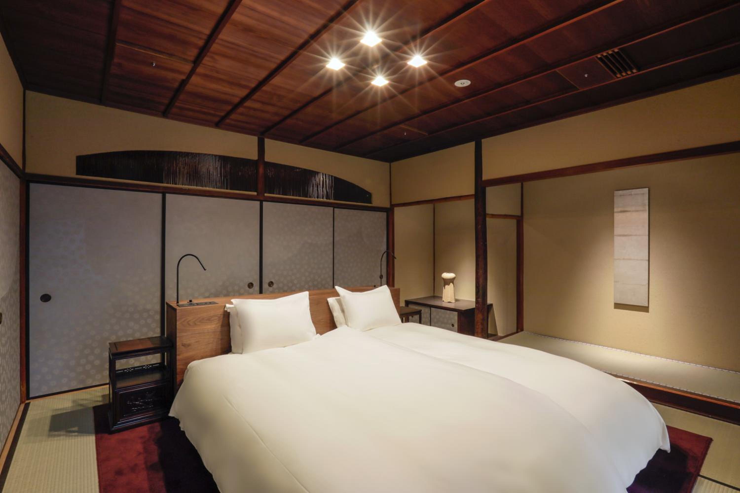 Deluxe Hollywood Twin Room with Garden View (Main)