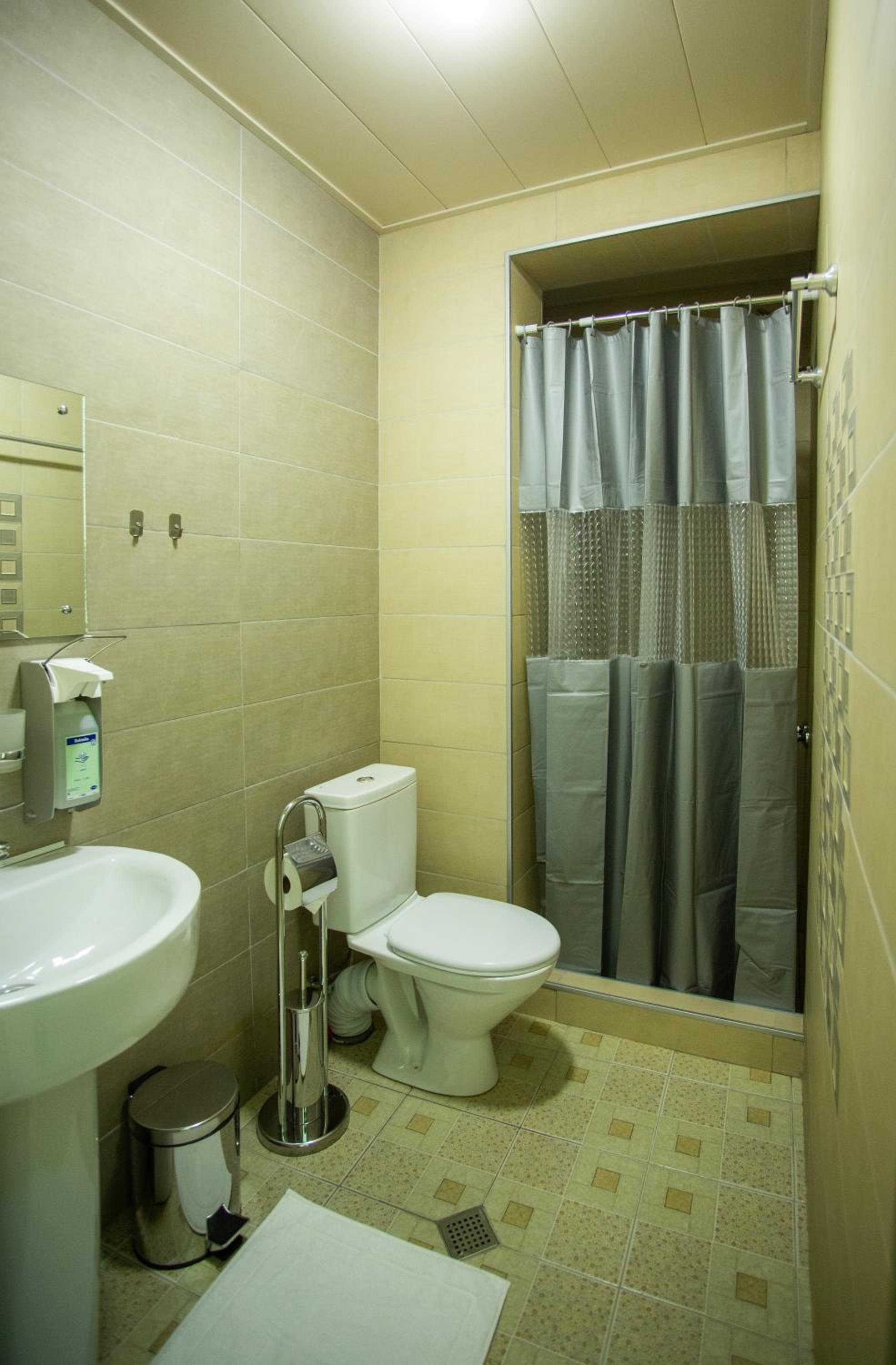 Large Twin Room - Photo 5