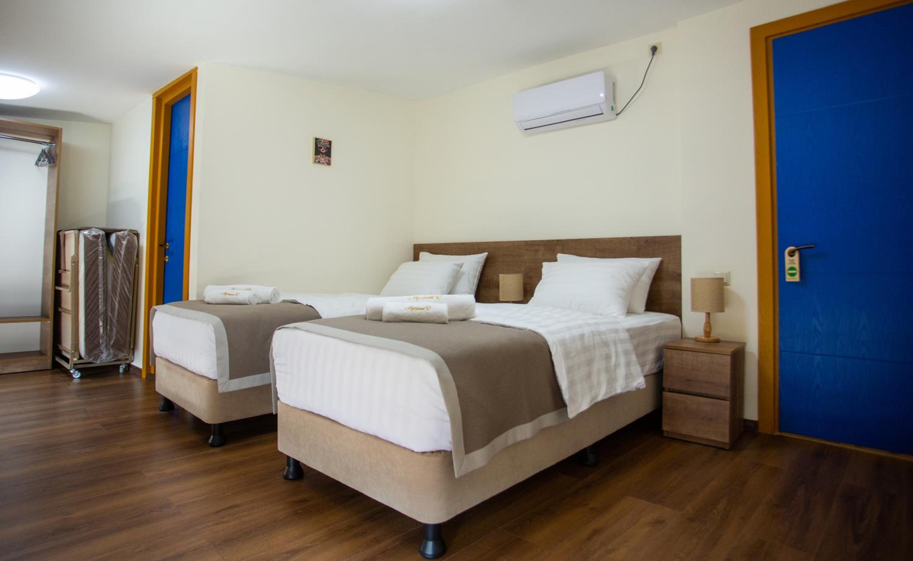Large Twin Room - Photo 2