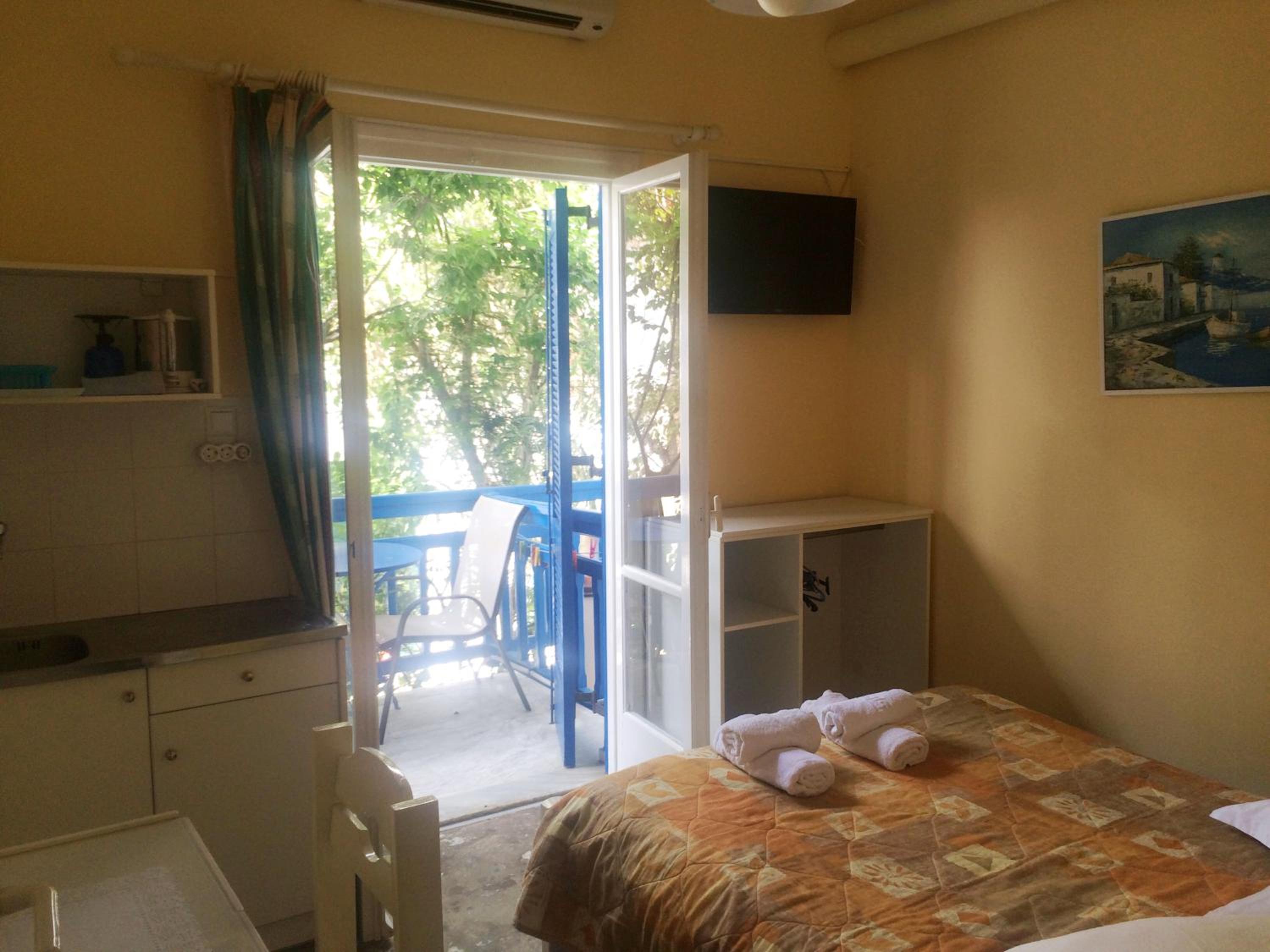 Studio (3 Adults)