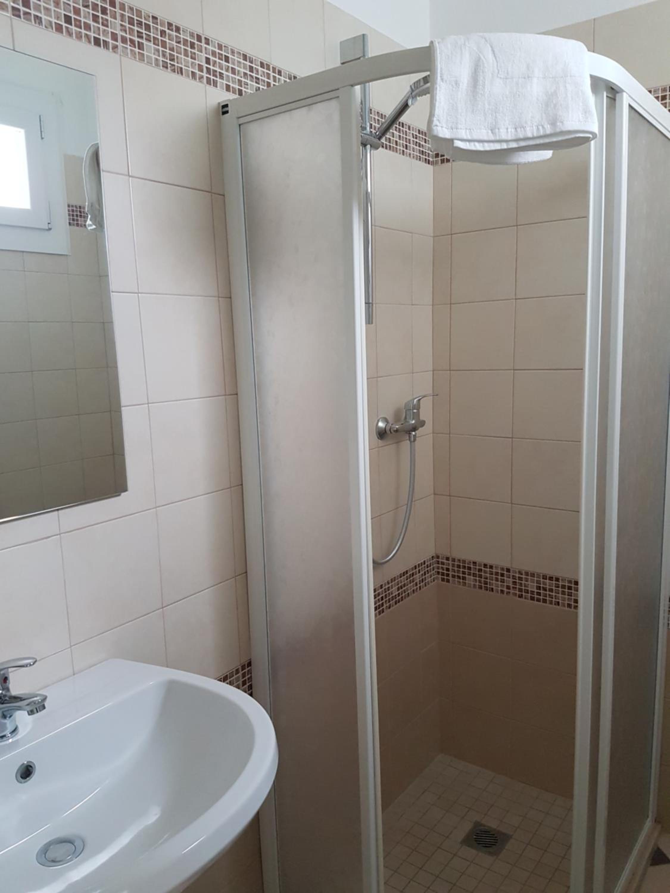 Twin Room with Balcony - Photo 2