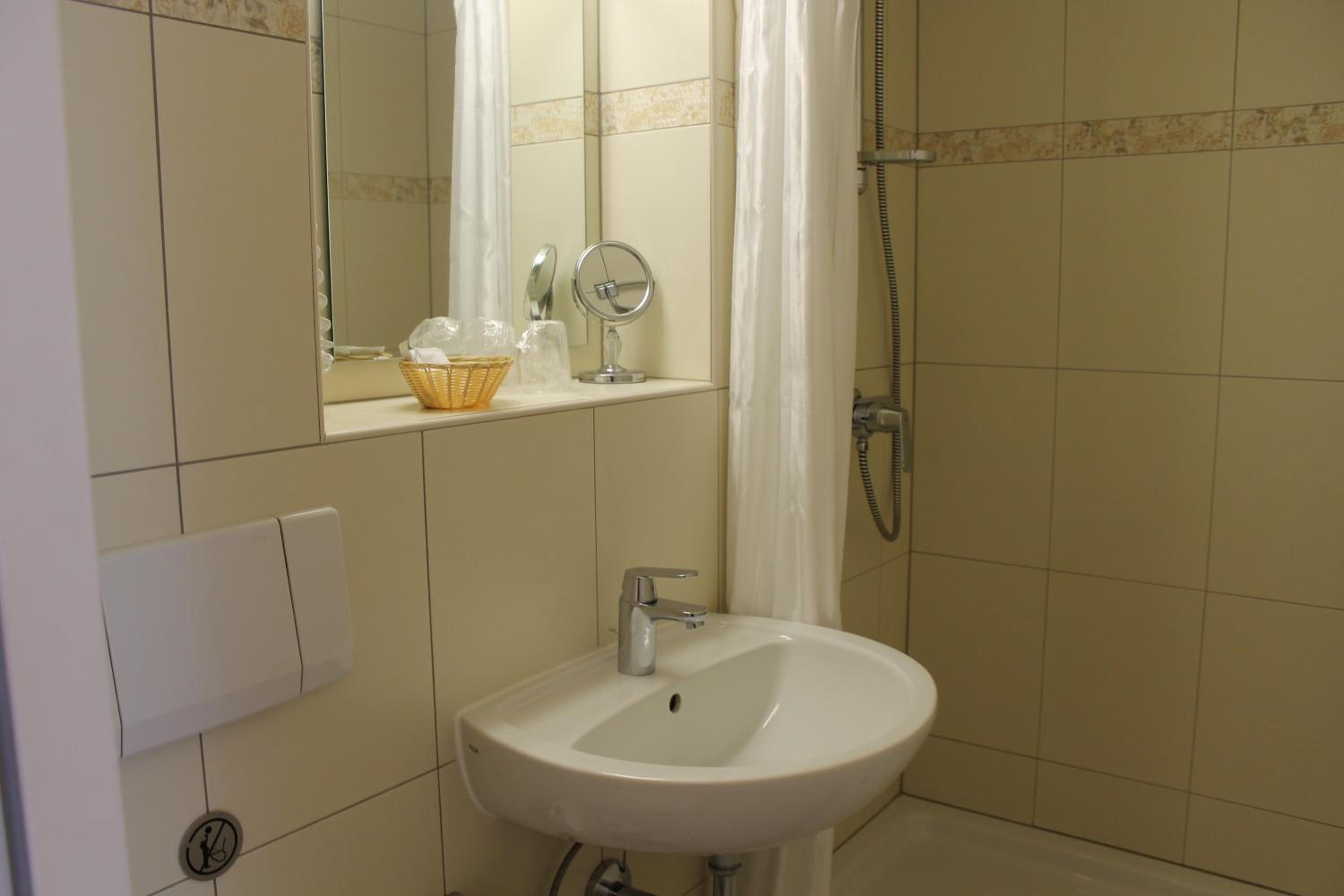 Double Room - Photo 18