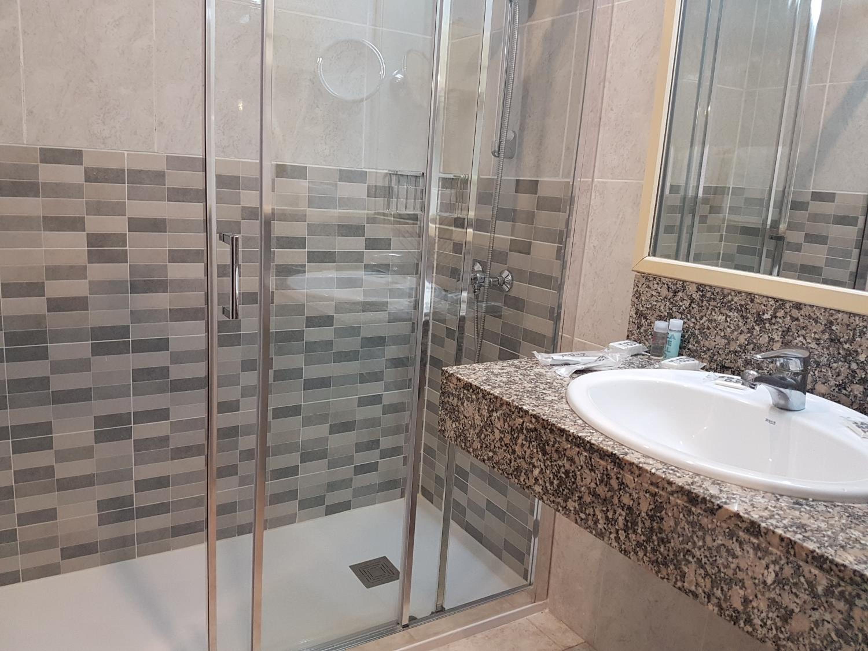 Double or Twin Room - Photo 3