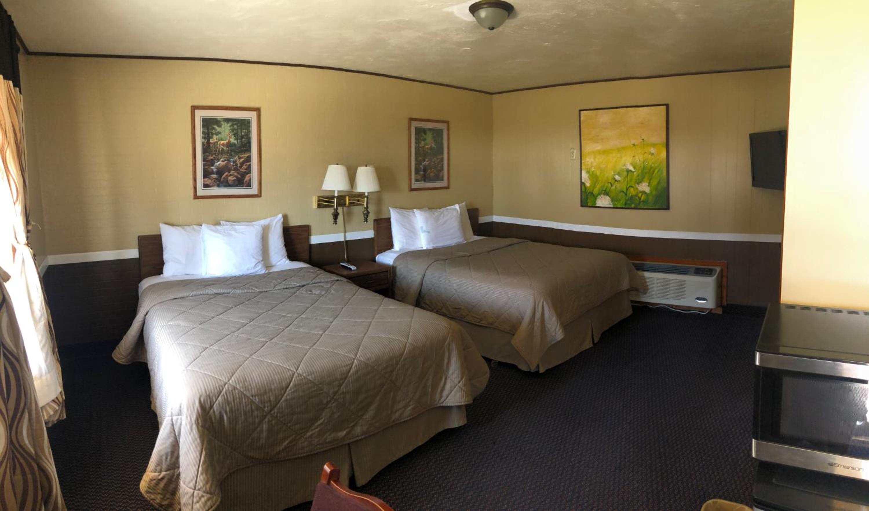 Queen Room with Two Queen Beds - Non-Smoking photo 2