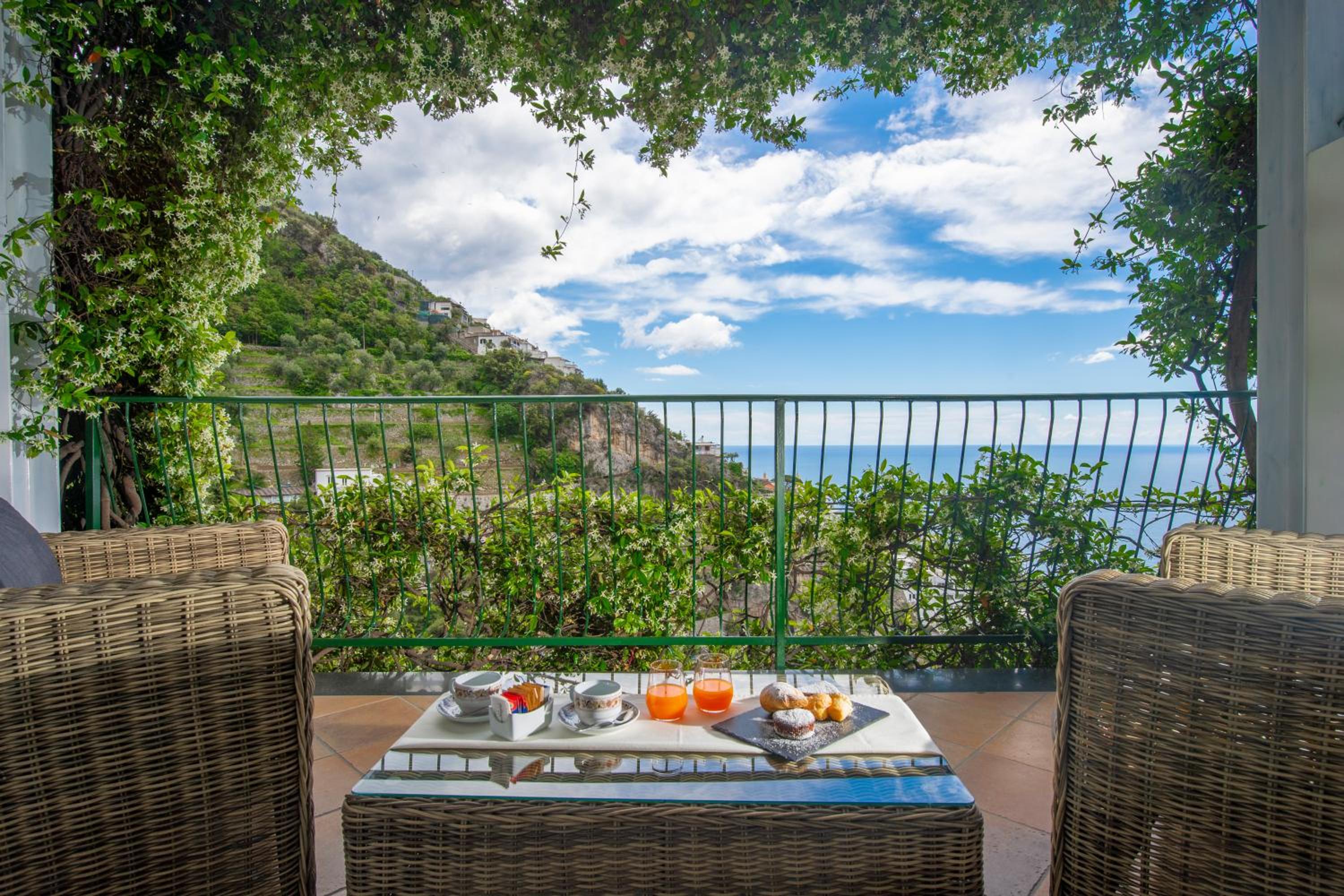 Deluxe Triple Room with Sea View - Photo 17
