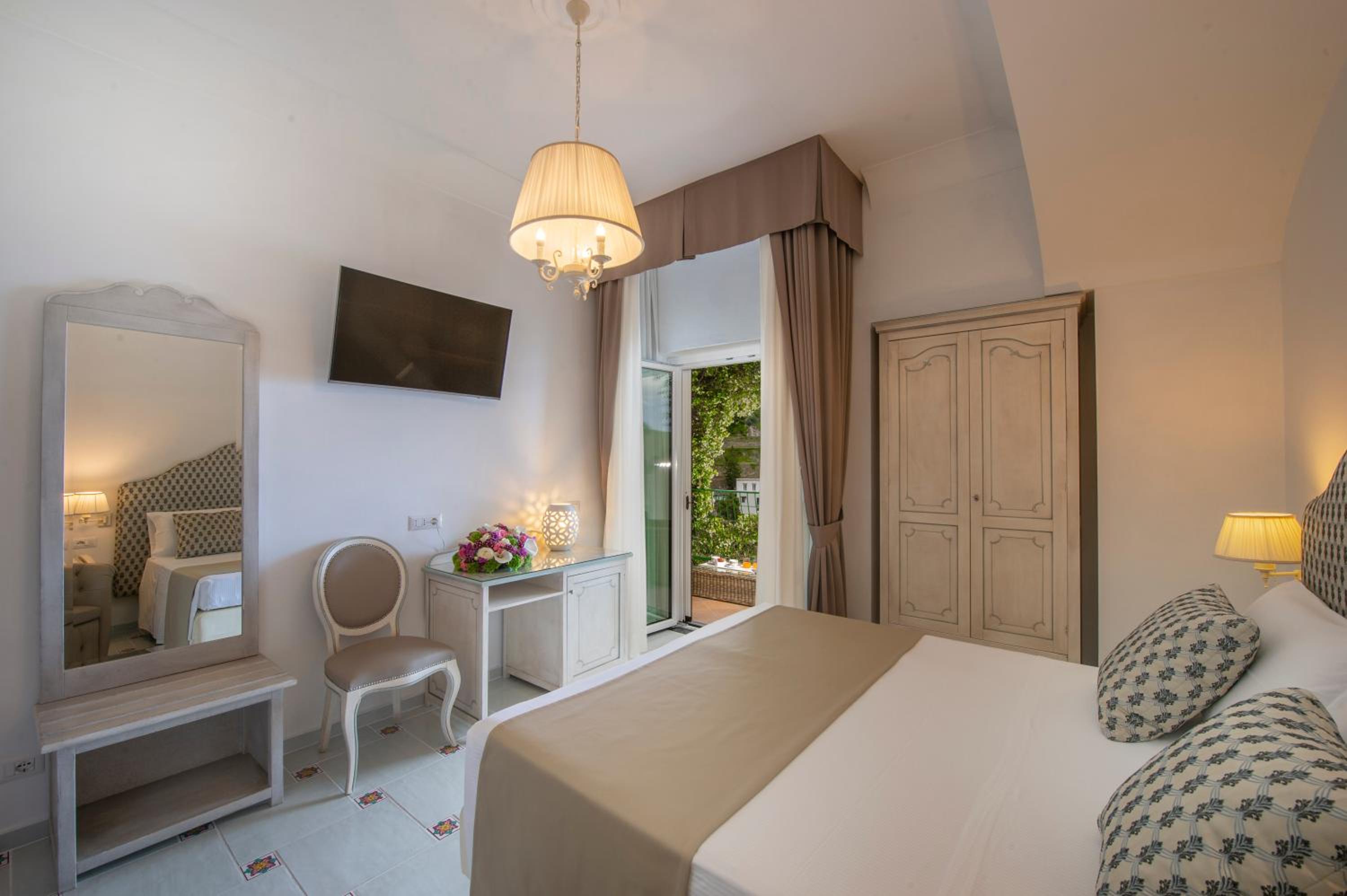 Deluxe Double Room with Sea View - Photo 4